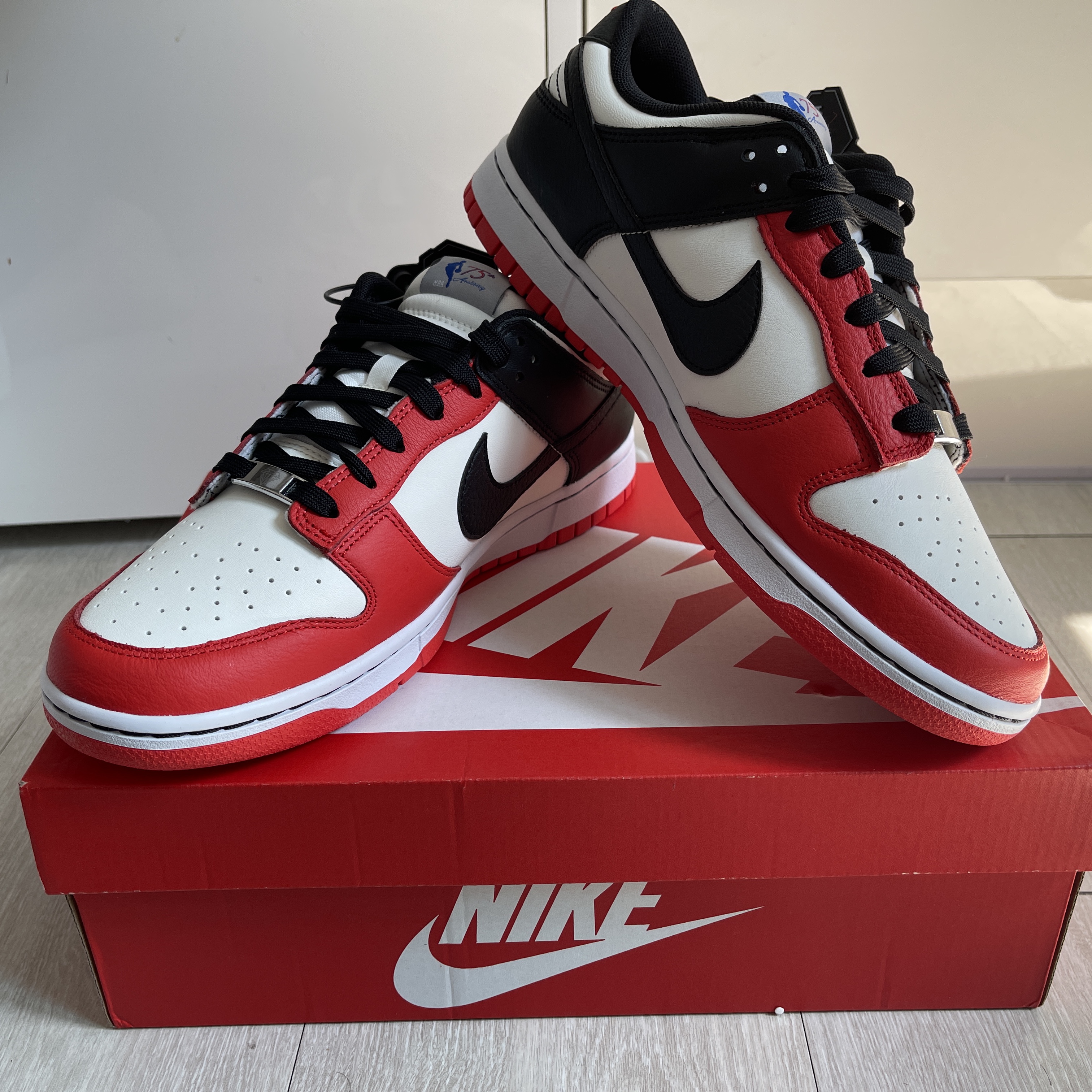 Nike x NBA Dunk Low Retro EMB Black and Chile Red 착용 스타일 - 2