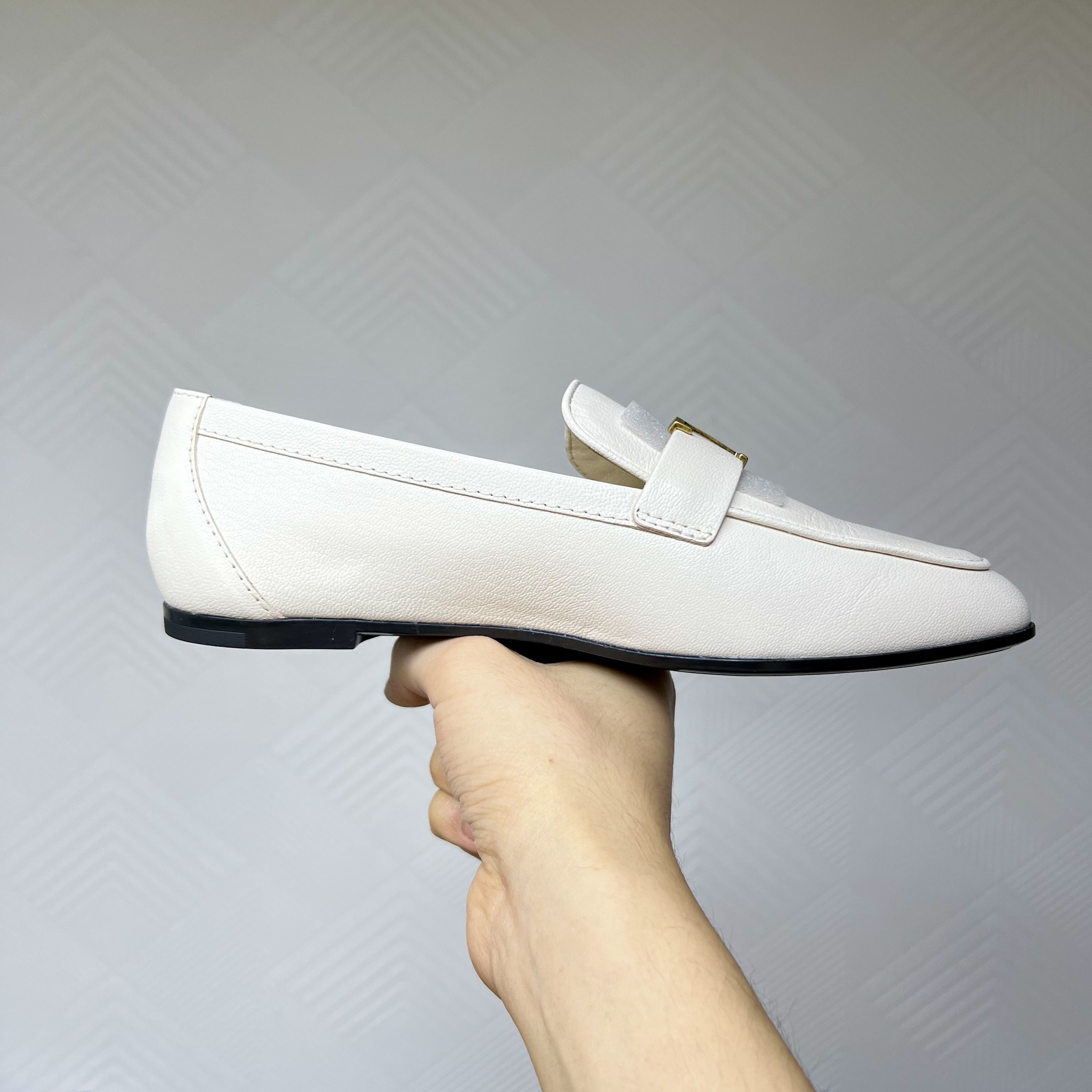 (W) Tod's T Timeless Leather Loafers White 착용 스타일 - 2