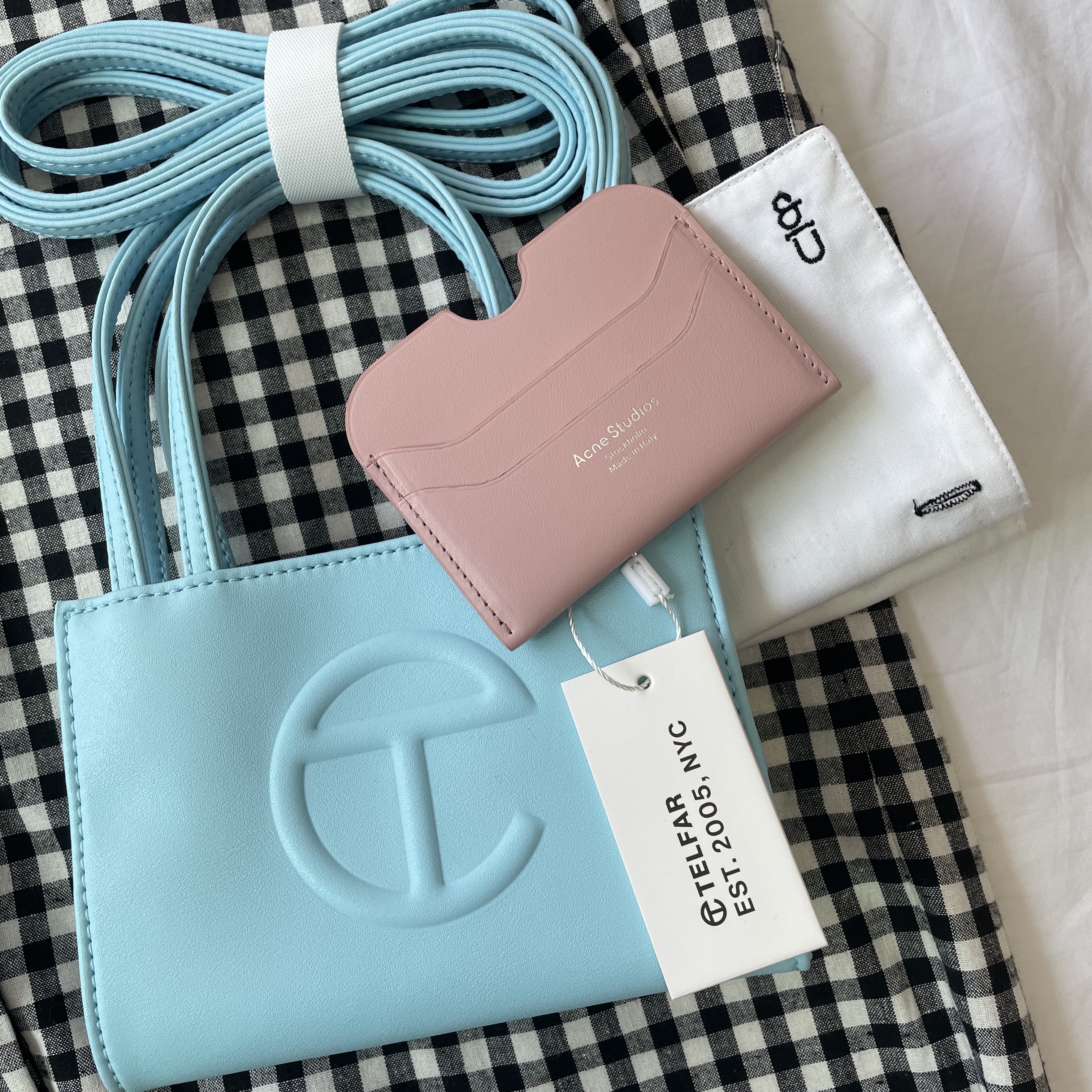 Telfar Small Shopping Bag Pool Blue 착용 스타일
