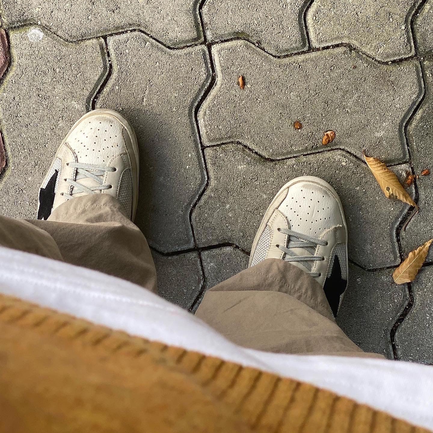 Golden Goose Superstar Grey Code Sneakers 착용 스타일