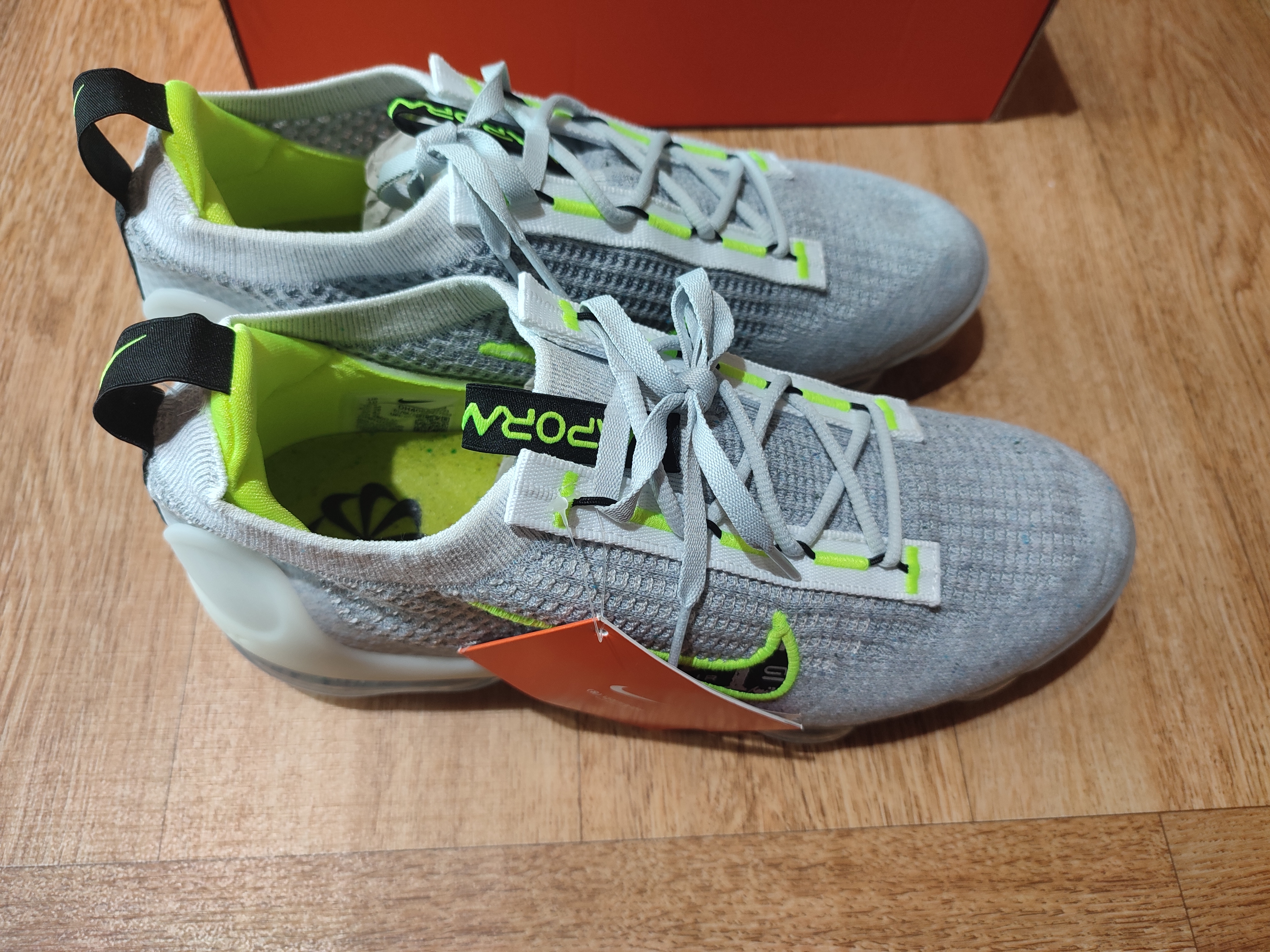 Nike Air VaporMax 2021 Flyknit Wolf Grey 착용 스타일 - 1