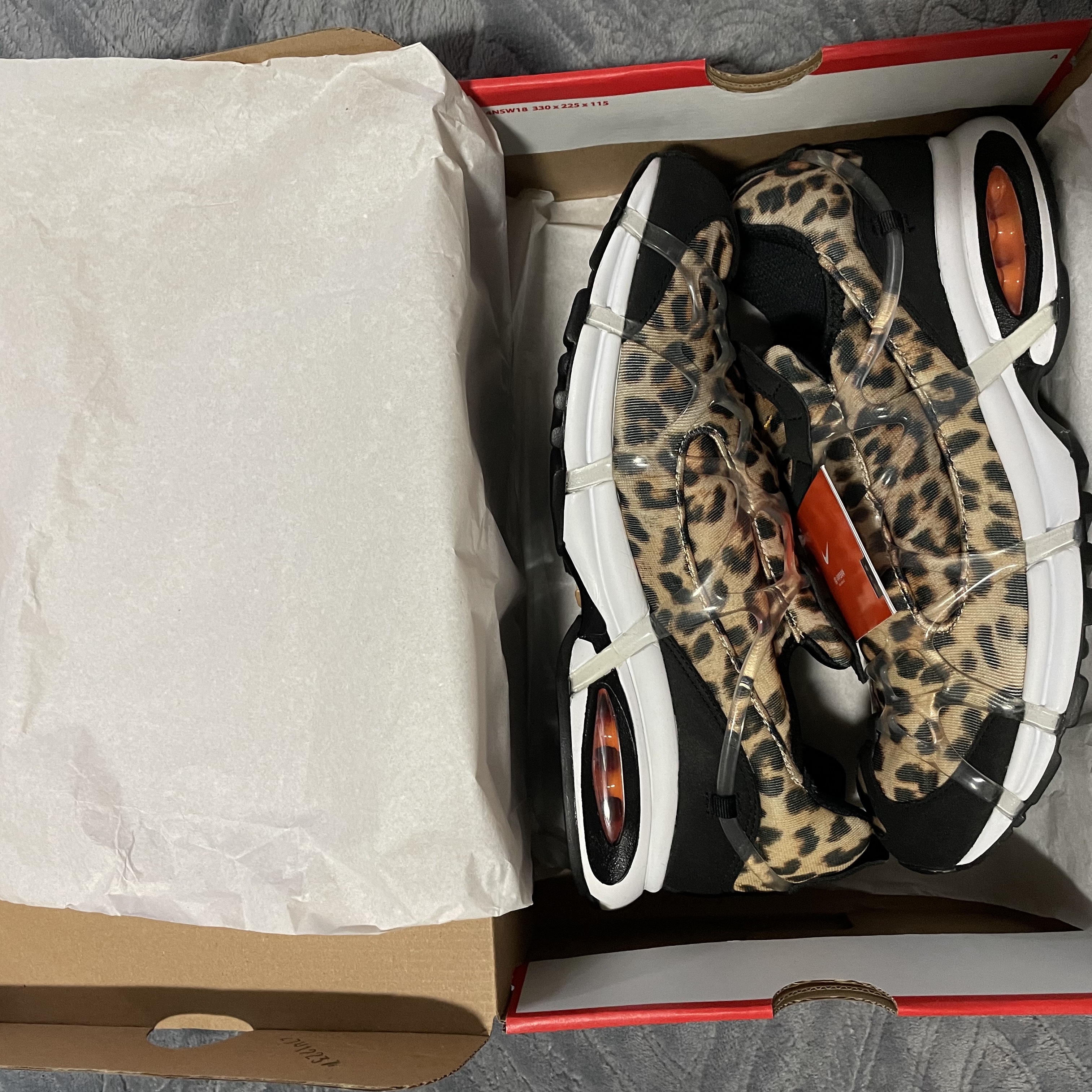 Nike Air Kukini SE Kumquat and Action Red 착용 스타일 - 1