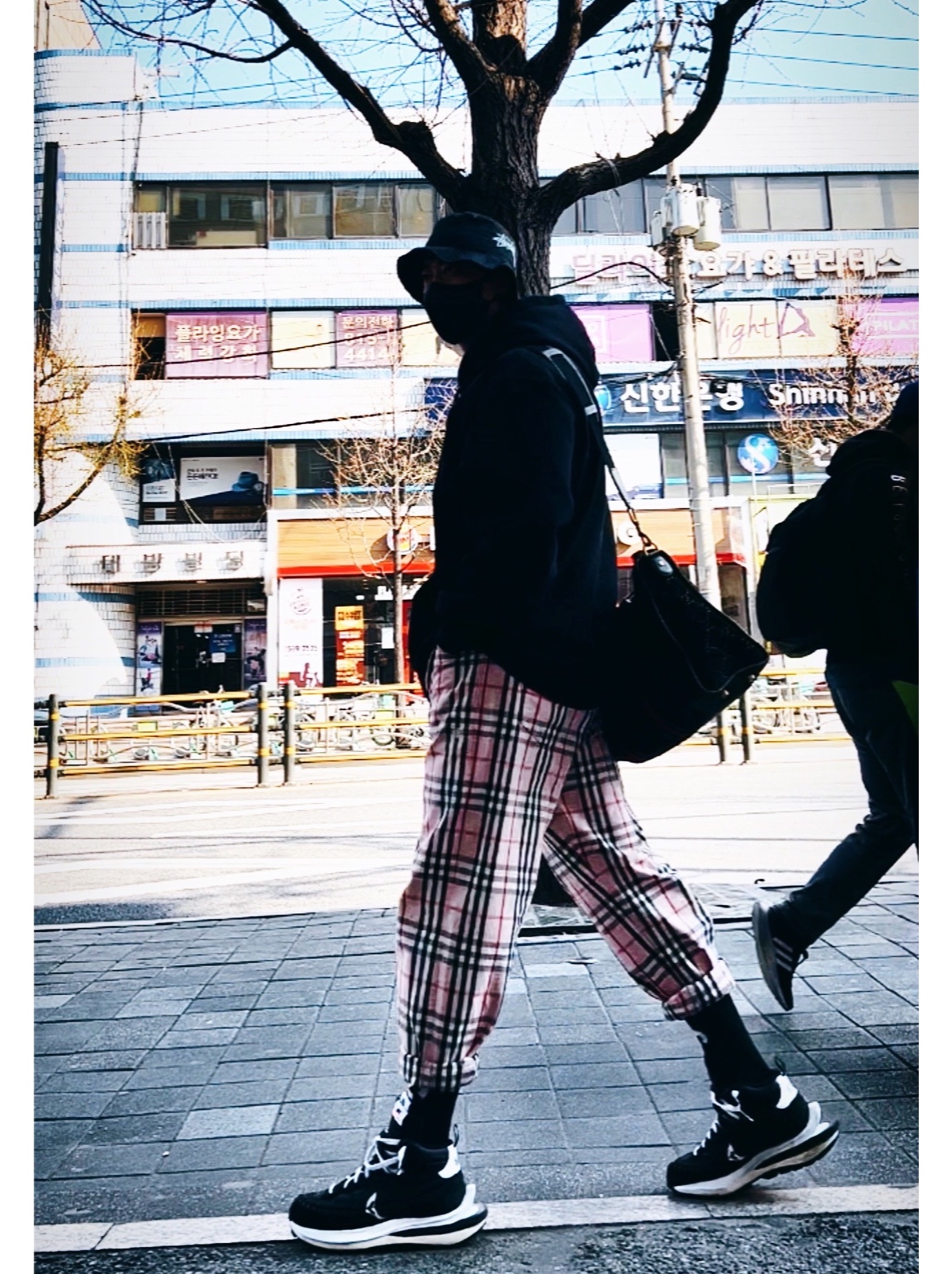 Nike x Stussy Bucket Hat Black, Supreme x Burberry Box Logo Hooded Sweatshirt Black - 22SS 착용 스타일 - 2