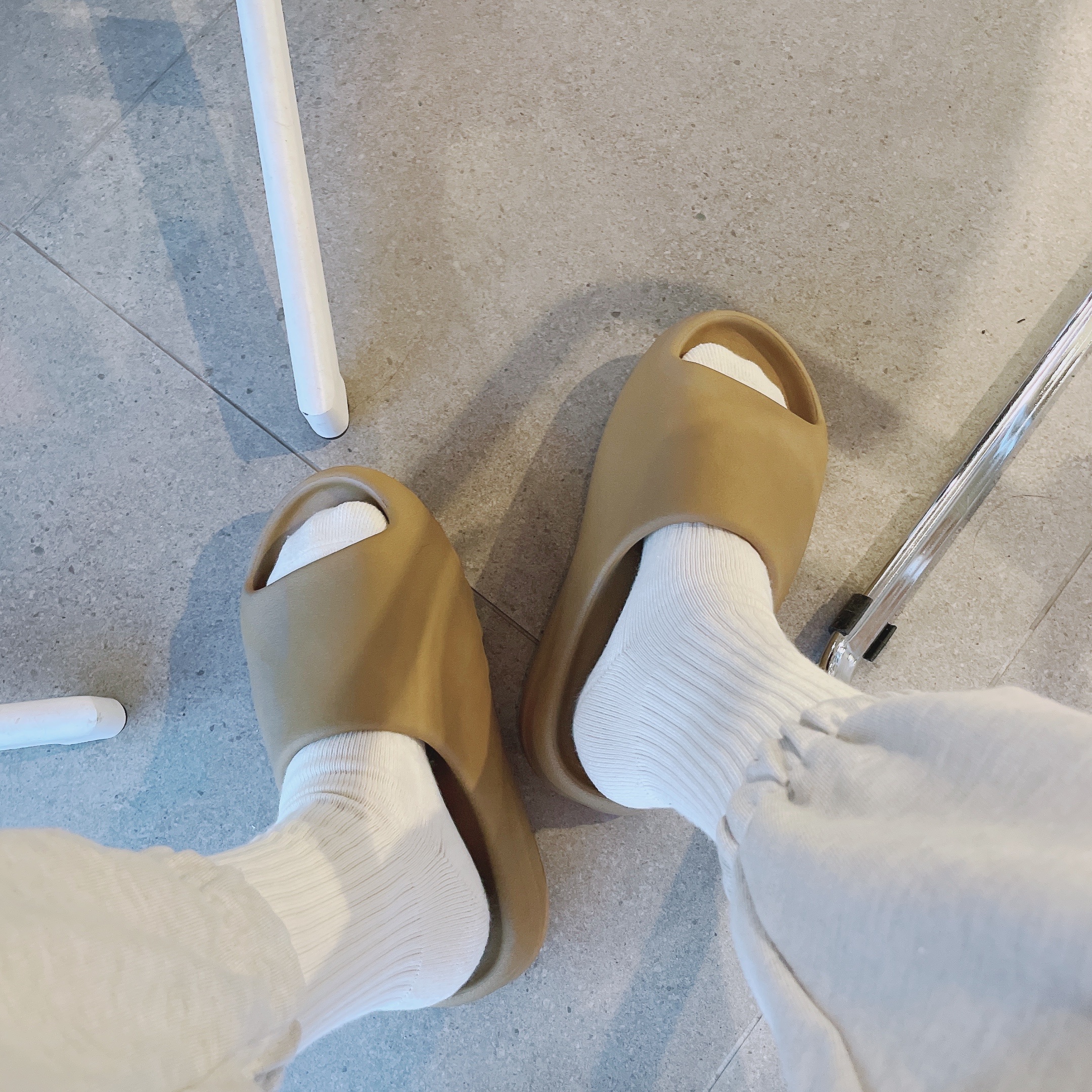 Adidas Yeezy Slide Ochre 착용 스타일