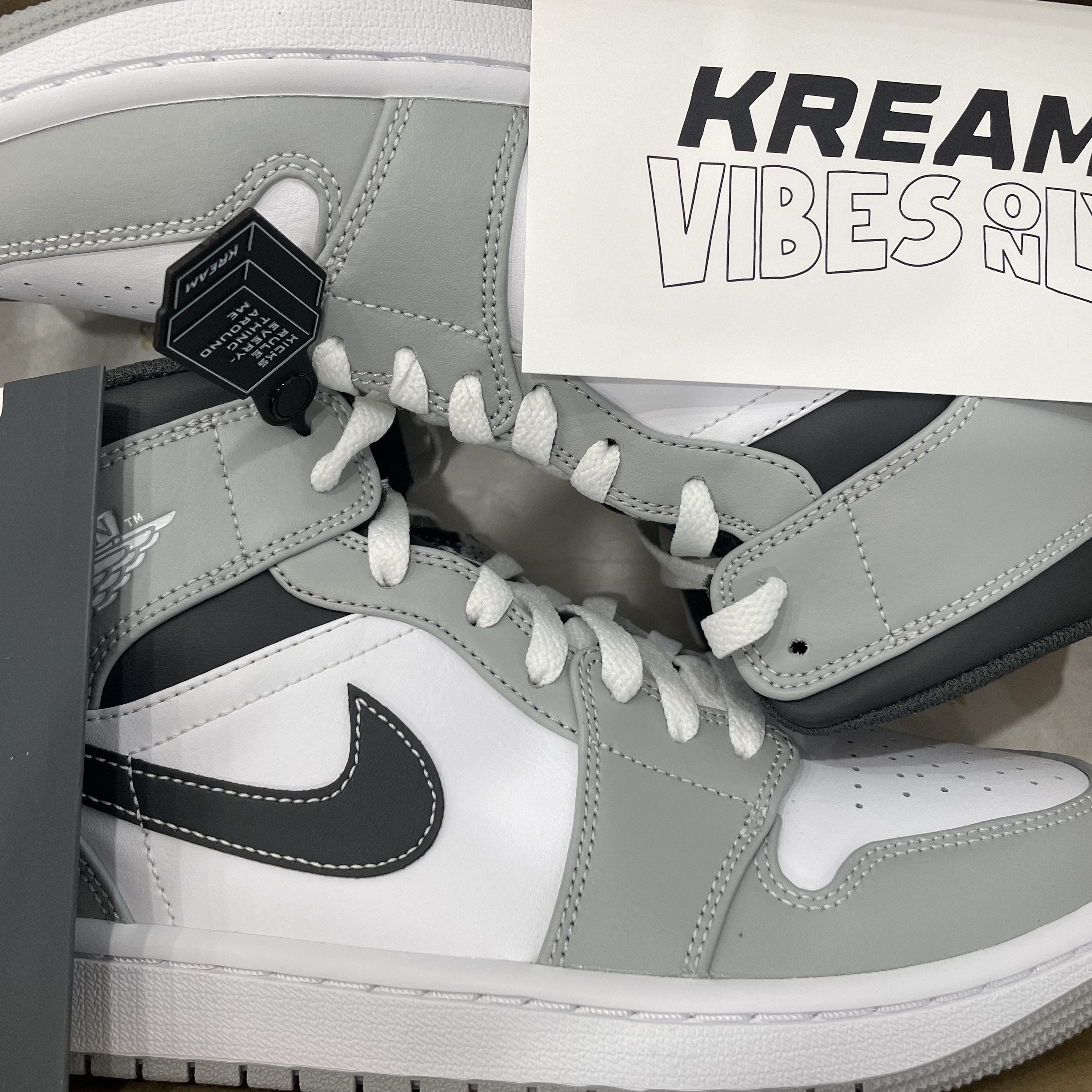 Jordan 1 Mid Light Smoke Grey Anthracite 착용 스타일 - 2