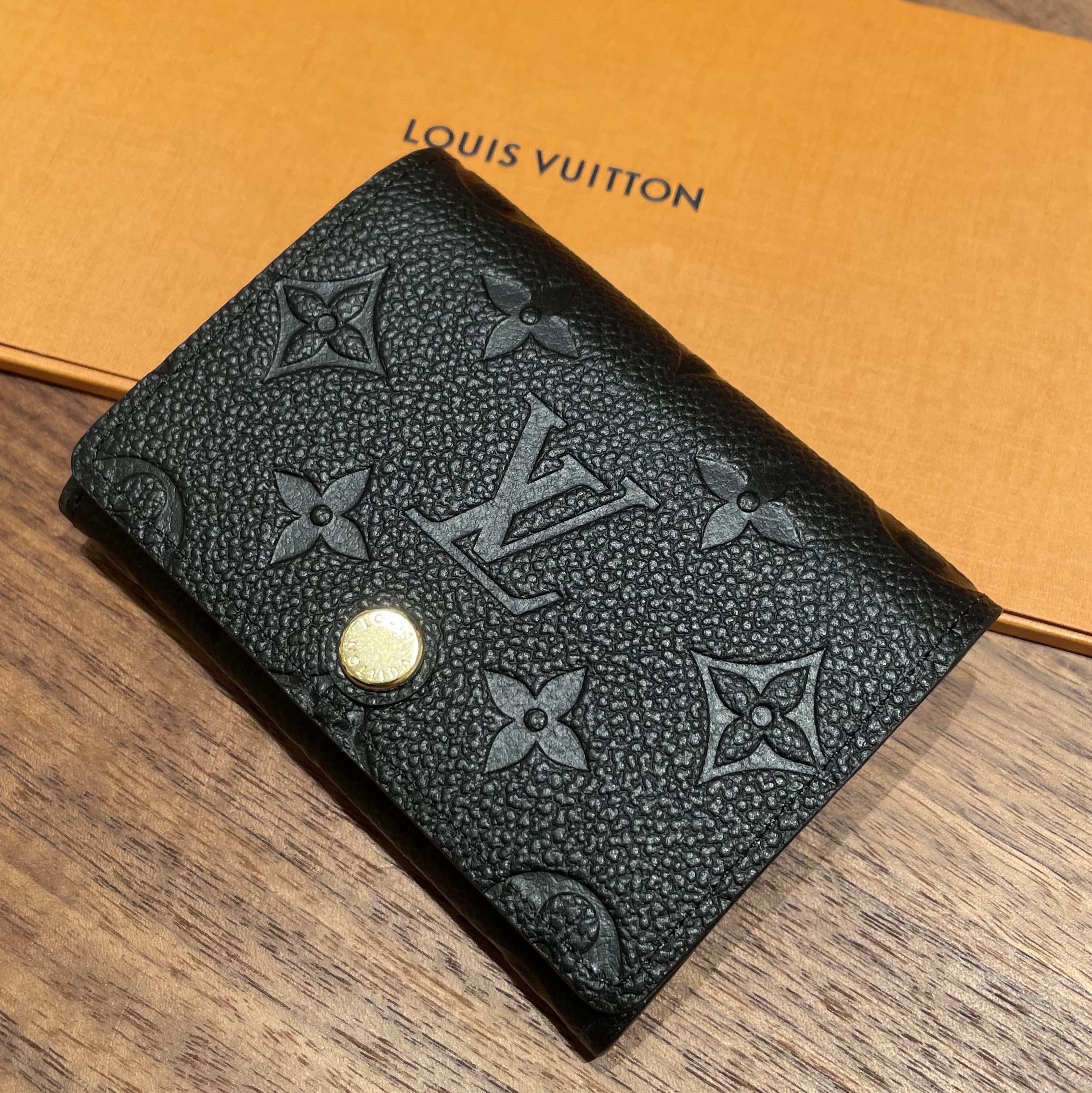 Louis Vuitton Business Card Holder Monogram Embossed Leather Black 착용 스타일 - 2