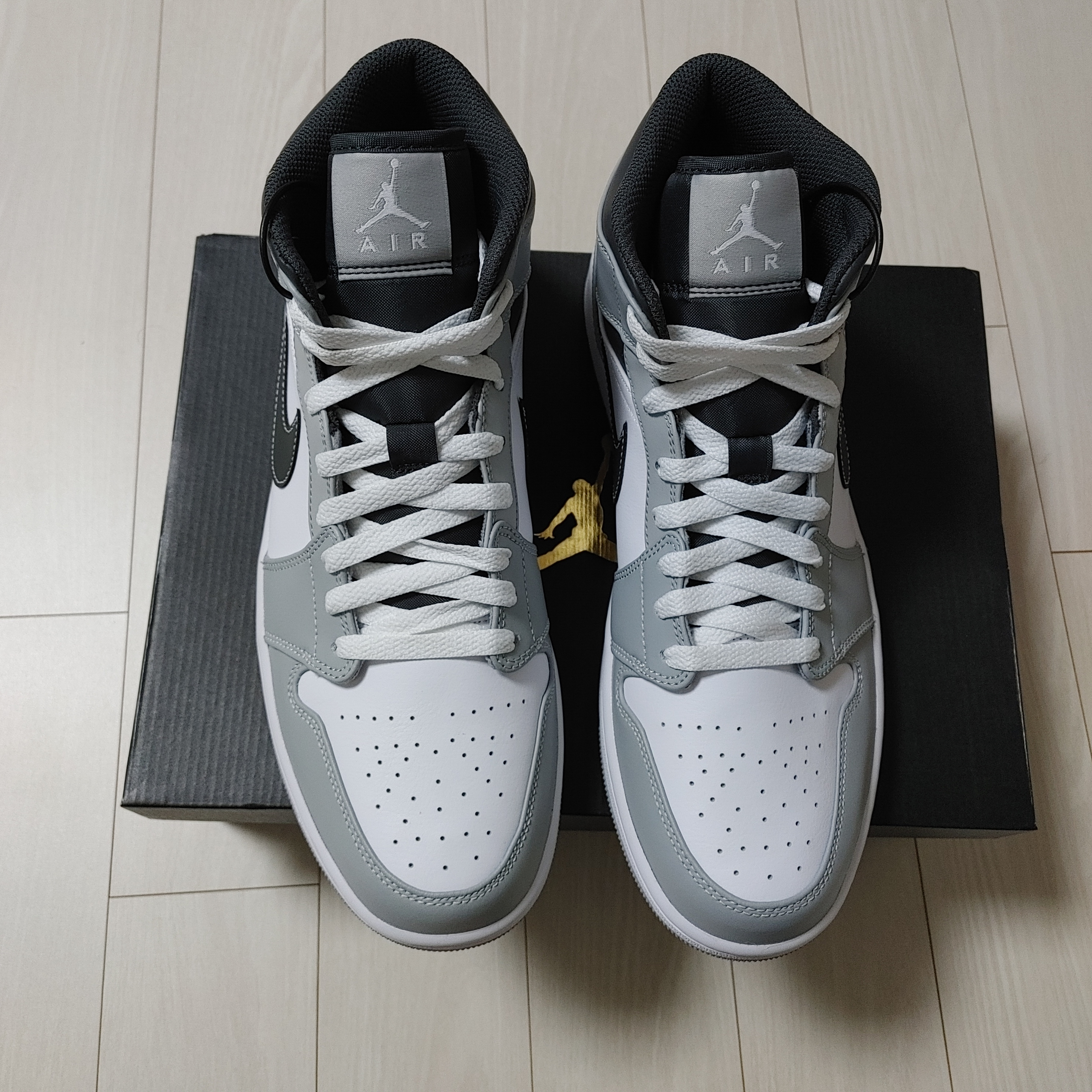 Jordan 1 Mid Light Smoke Grey Anthracite 착용 스타일 - 2