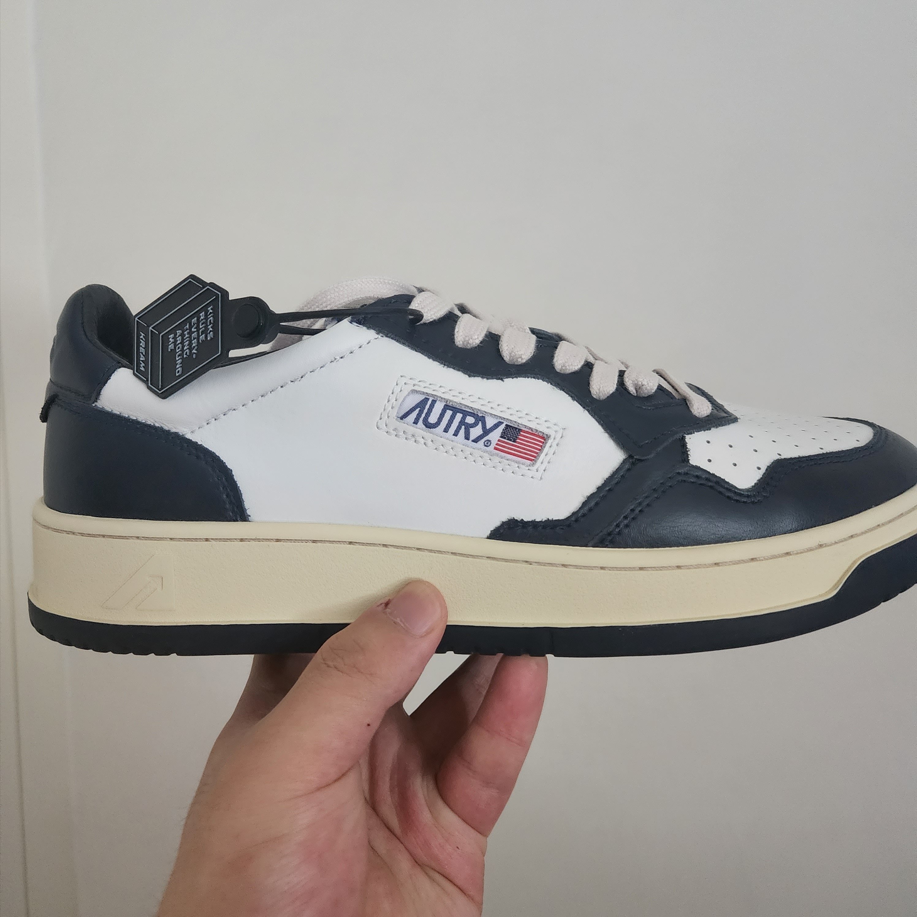 Autry Medalist Low Leather Sneakers Blue White 착용 스타일