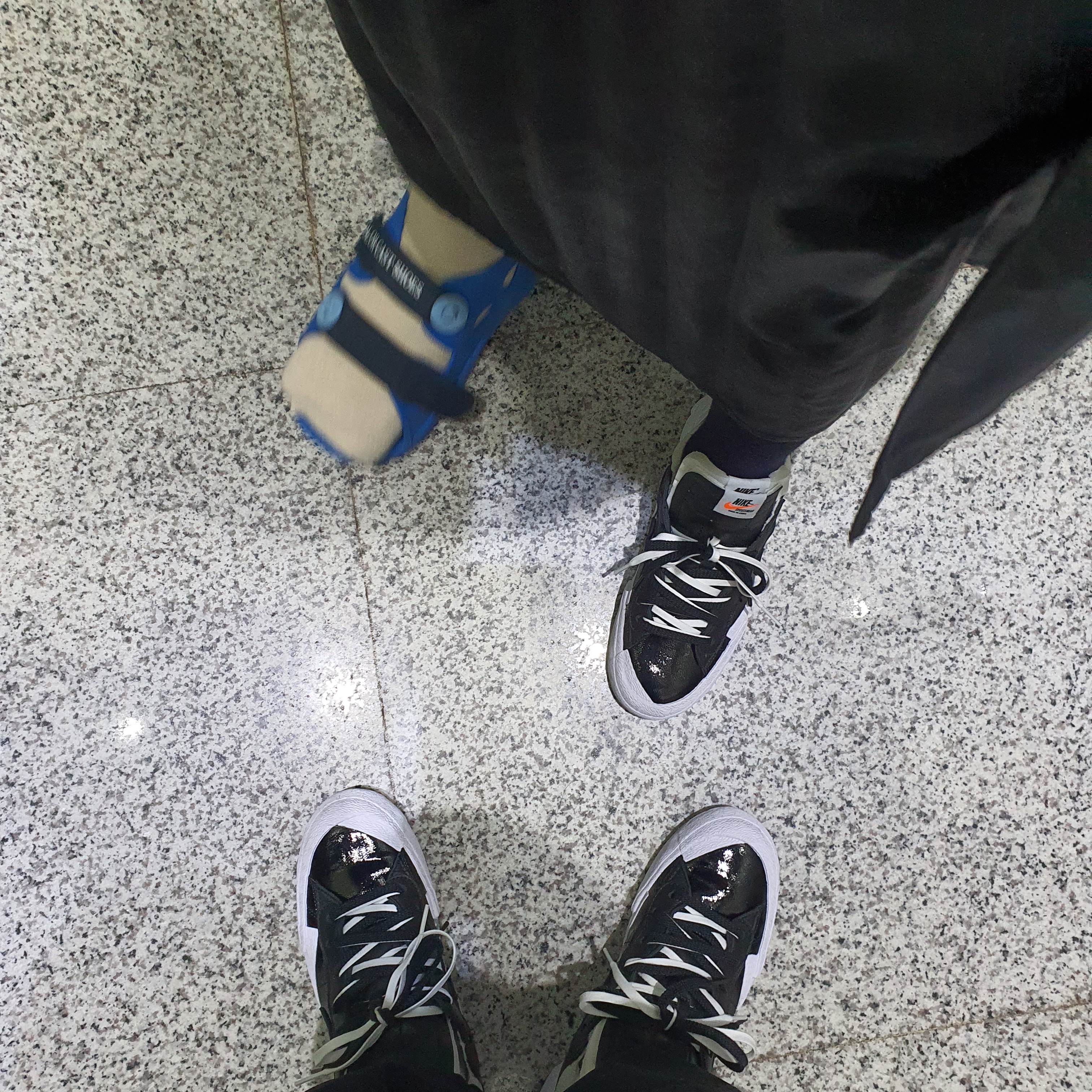 Nike x Sacai Blazer Low Black Patent Leather 착용 스타일 - 2