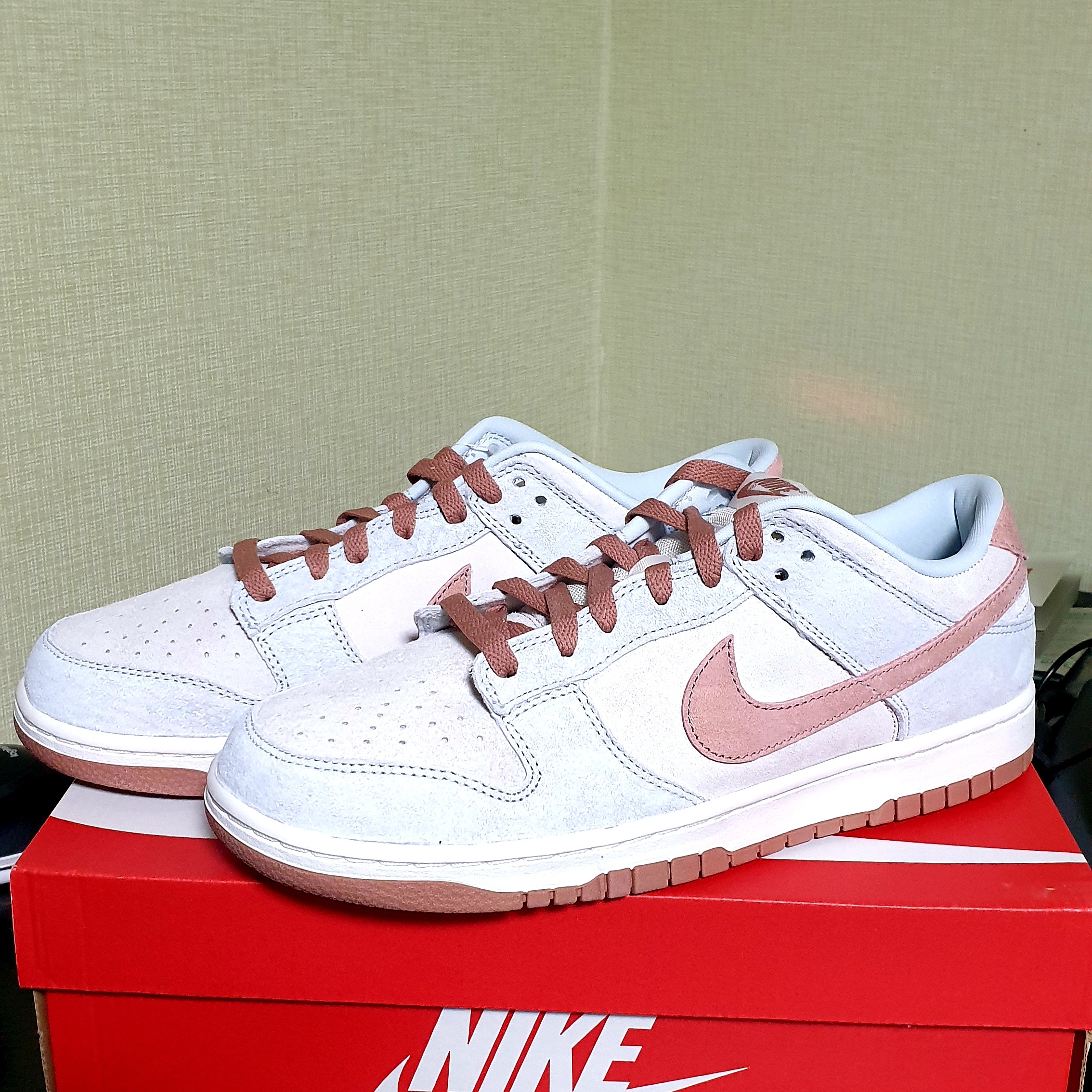 Nike Dunk Low Retro PRM Fossil Rose 착용 스타일