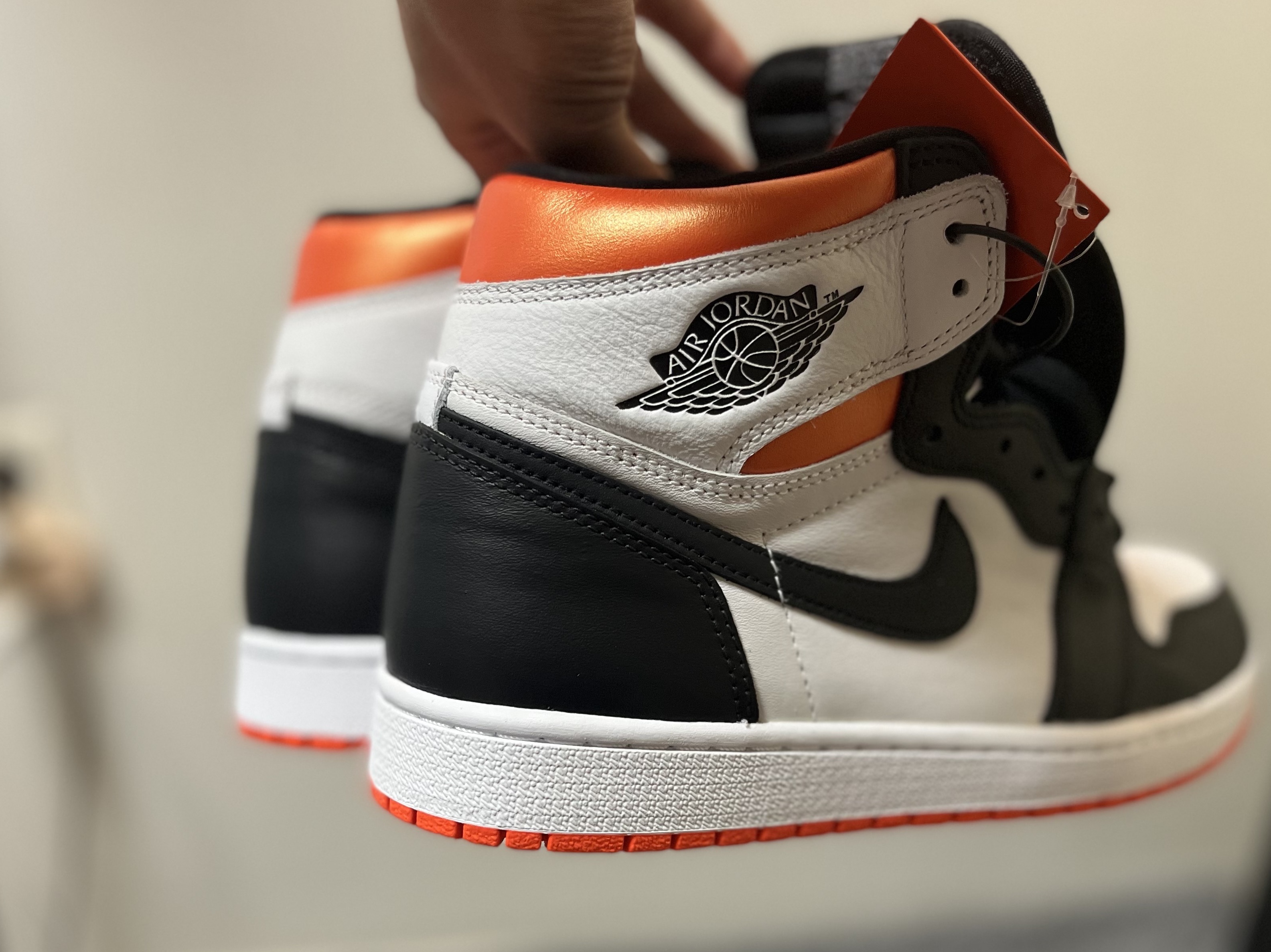 Jordan 1 Retro High OG Electro Orange, (GS) Jordan 1 Retro High OG Electro Orange 착용 스타일 - 2