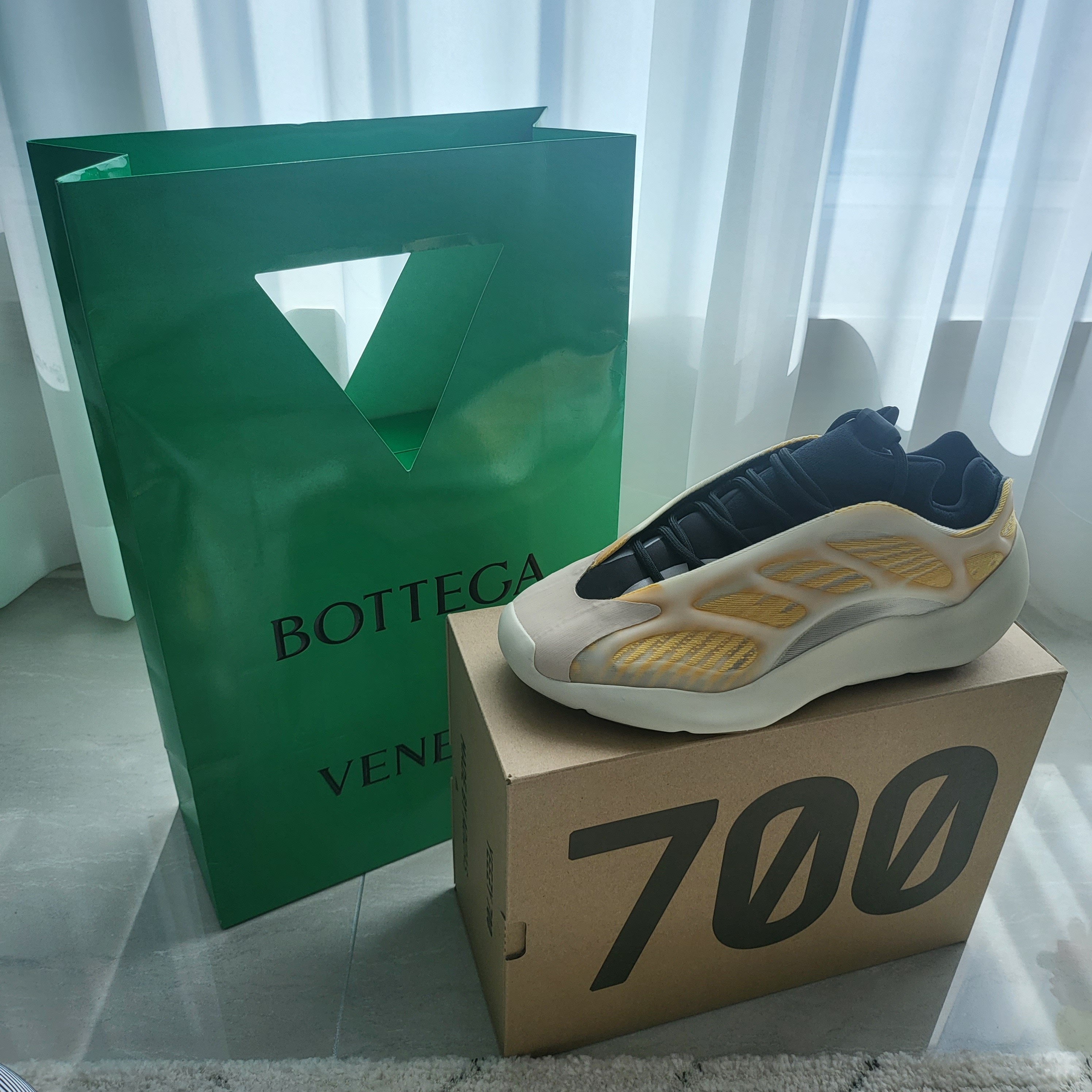 Bottega Veneta Lambskin Leather Cassette Black, Adidas Yeezy 700 V3 Mono Safflower 착용 스타일 - 1