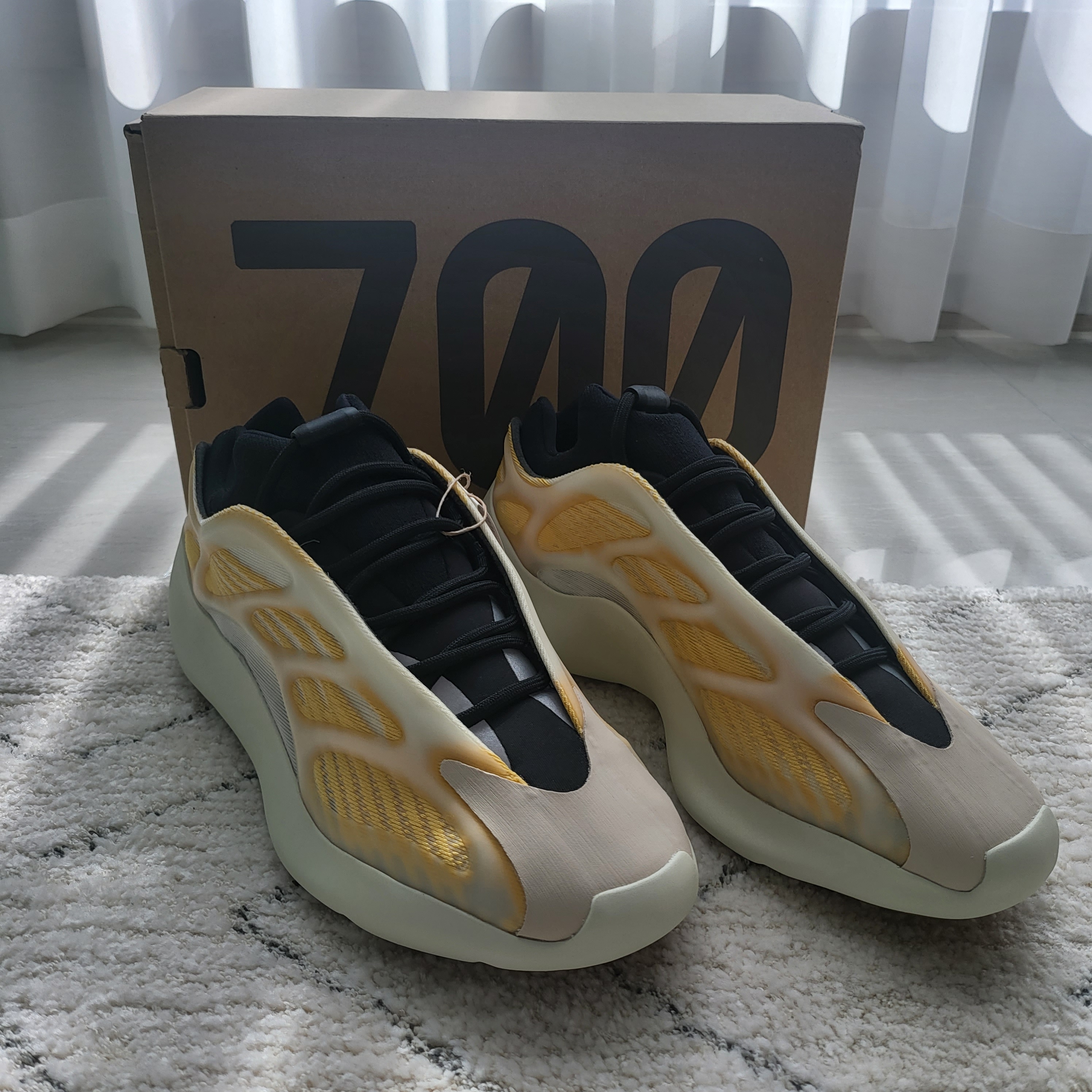 Bottega Veneta Lambskin Leather Cassette Black, Adidas Yeezy 700 V3 Mono Safflower 착용 스타일 - 2