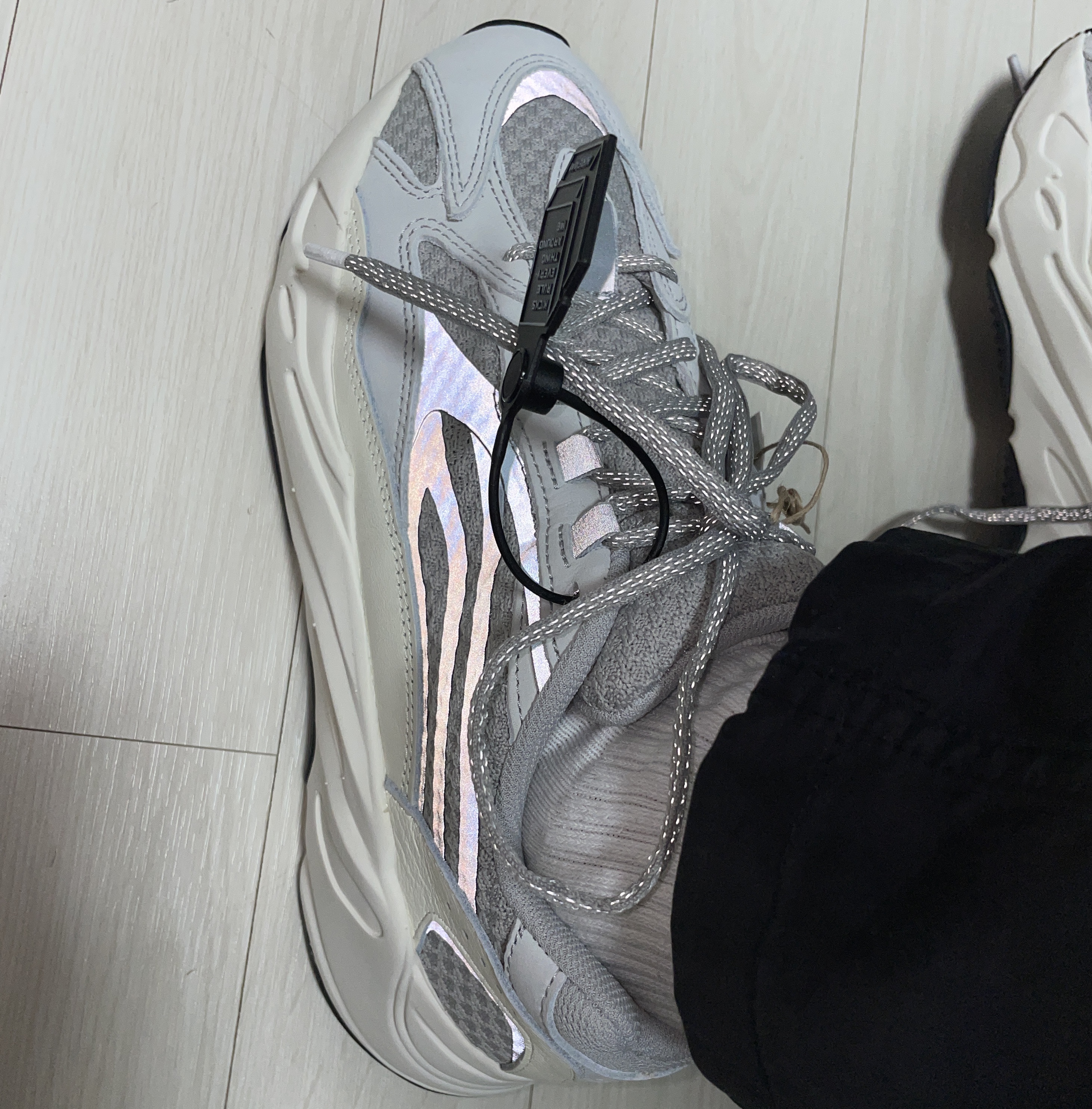 Adidas Yeezy Boost 700 V2 Static 2022 착용 스타일