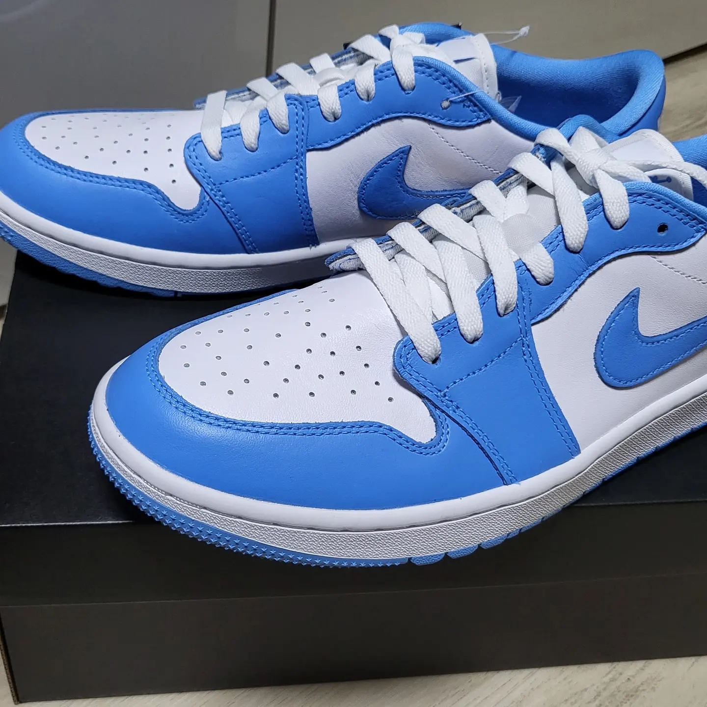 Jordan 1 Low Golf White and University Blue 착용 스타일