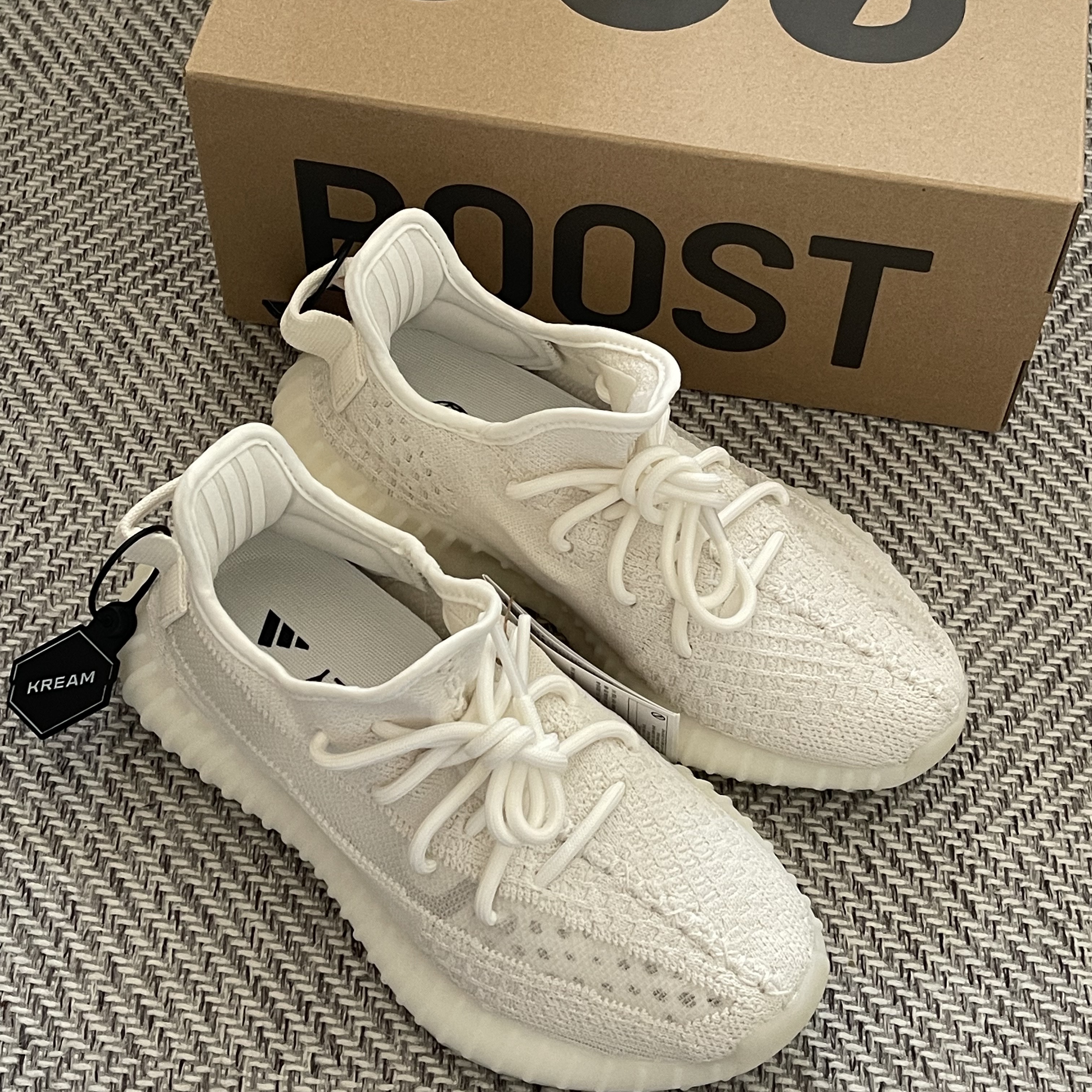 Adidas Yeezy Boost 350 V2 Bone 착용 스타일
