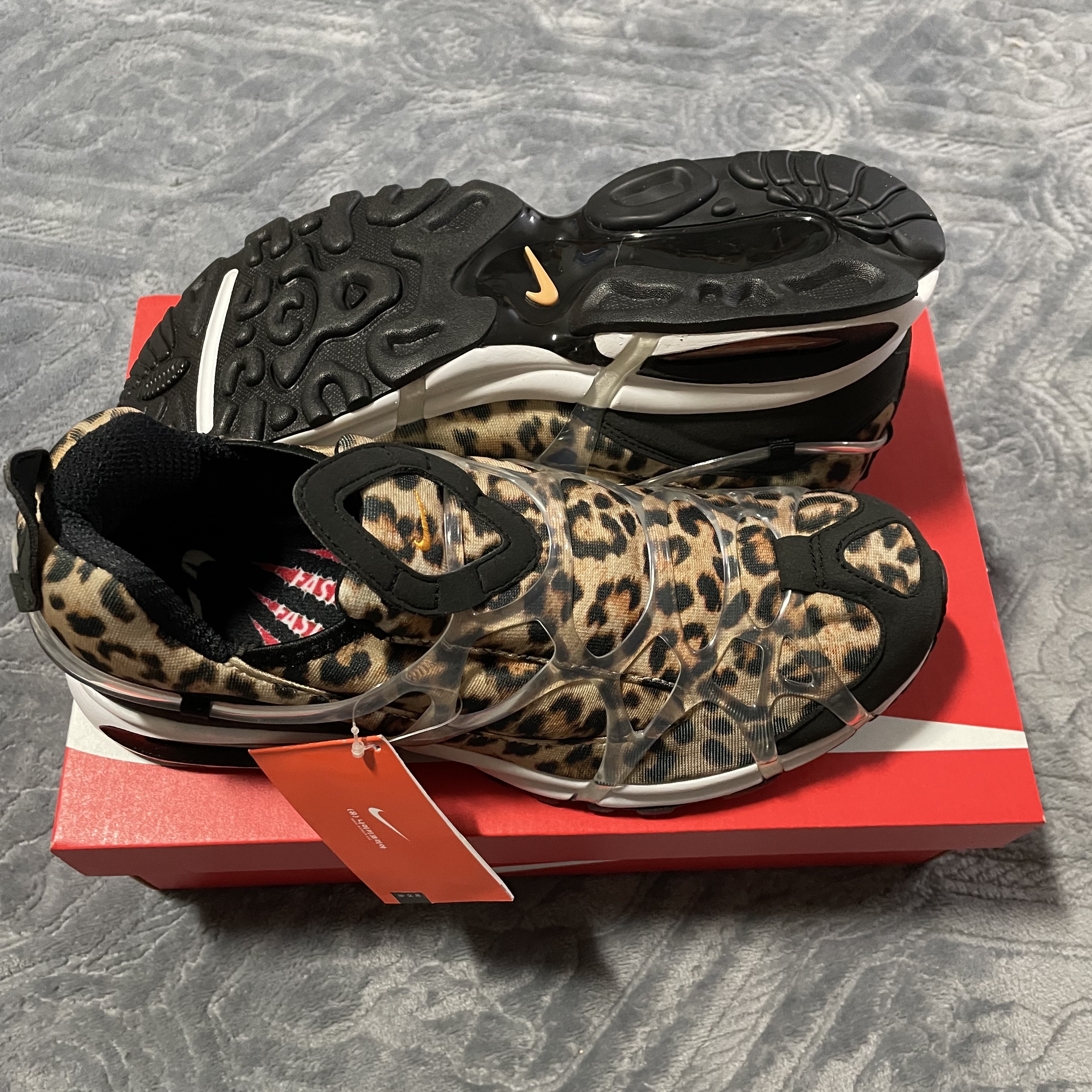 Nike Air Kukini SE Kumquat and Action Red 착용 스타일 - 2