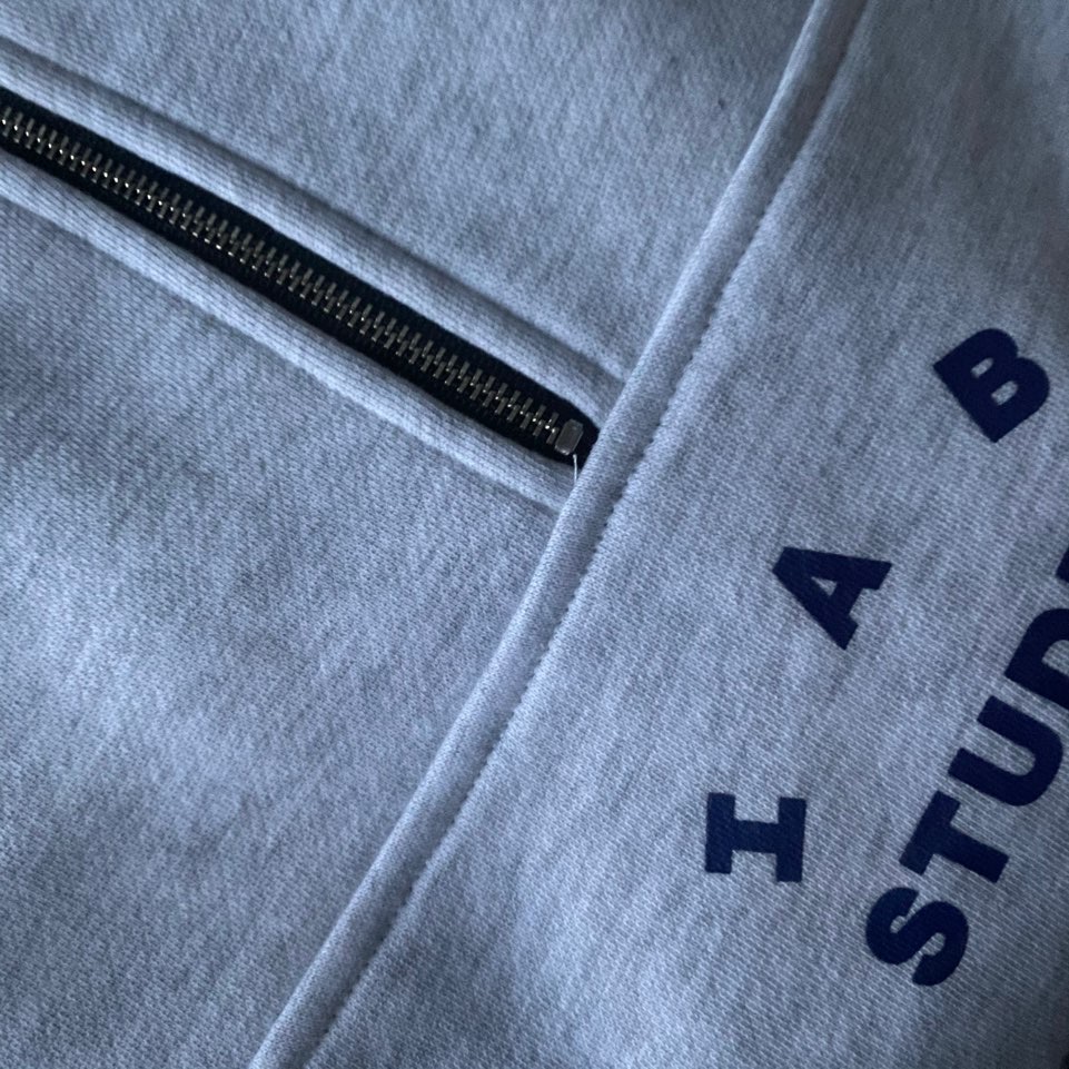 IAB Studio Half Zip Pullover Light Gray 착용 스타일