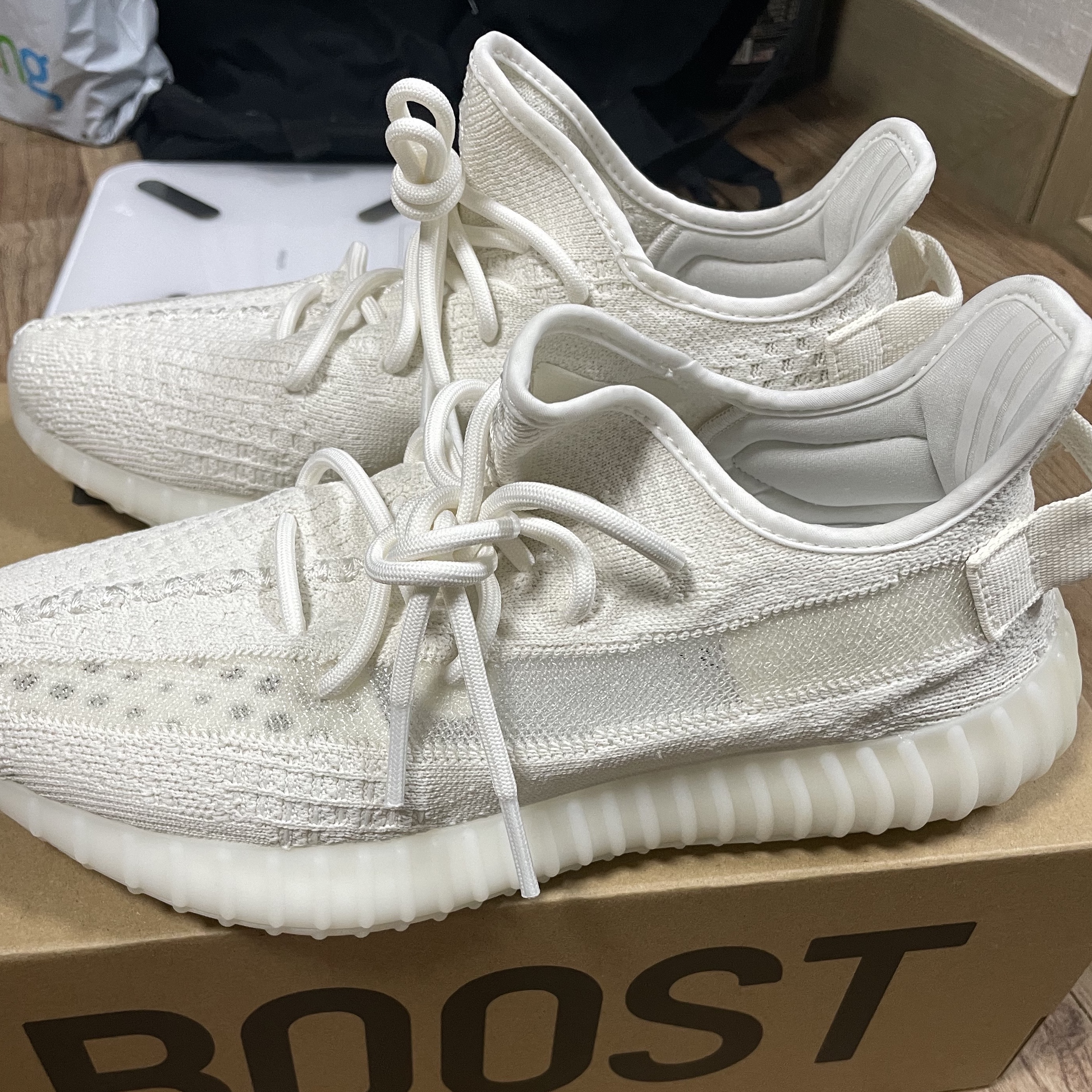 Adidas Yeezy Boost 350 V2 Bone 착용 스타일 - 2