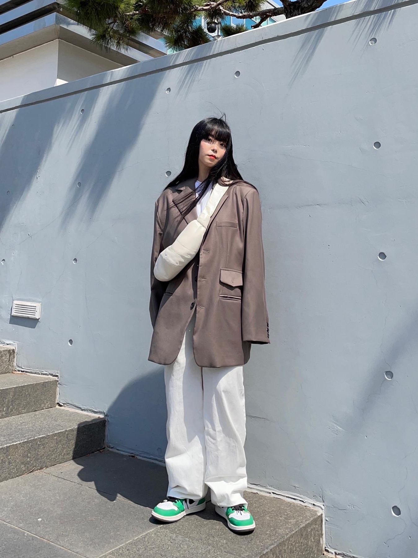 Lemaire Small Croissant Bag Coated Linen Canvas Almond Milk, (W) Jordan 1 Retro High OG Lucky Green 착용 스타일 - 3