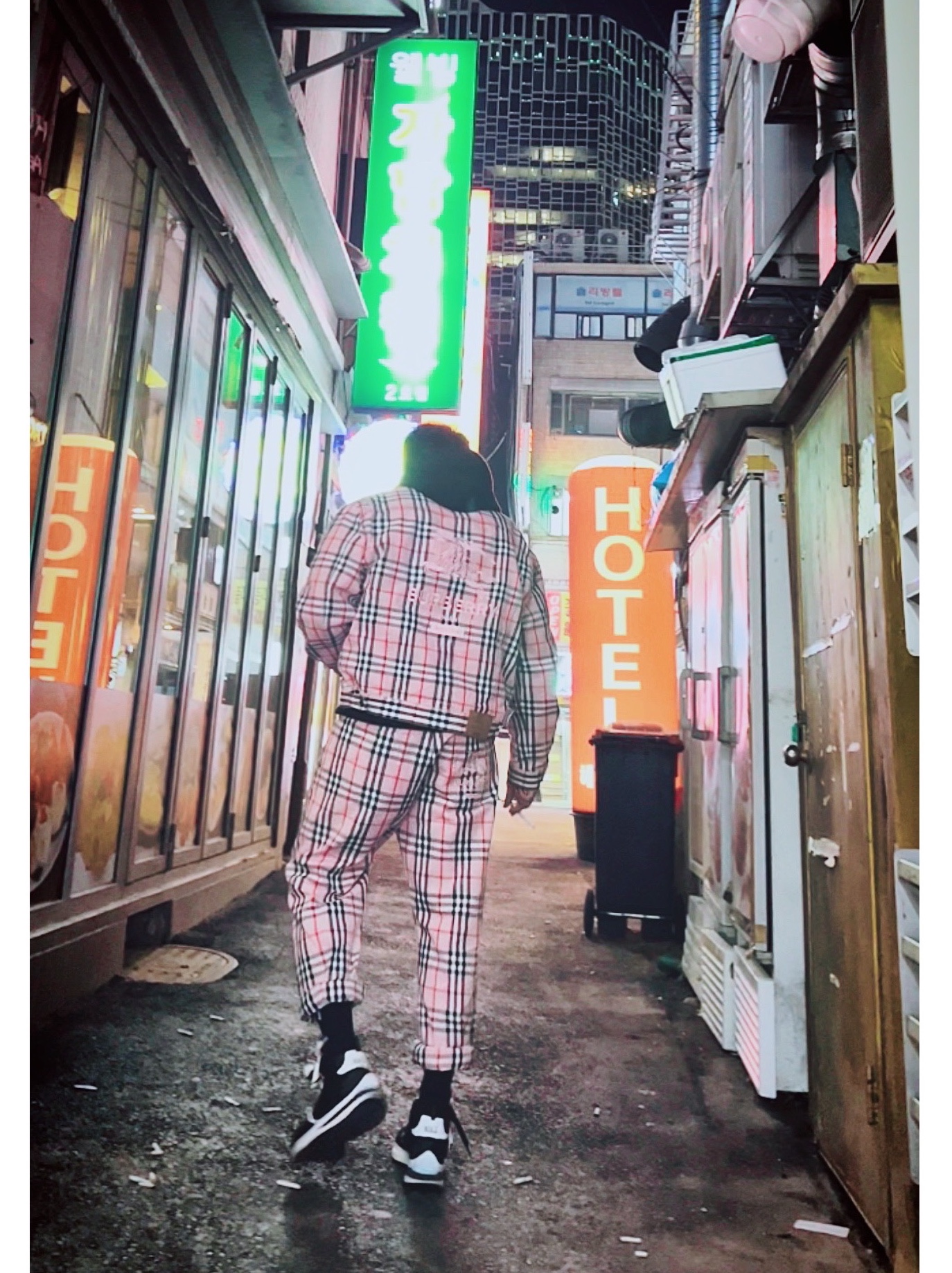 Supreme x Burberry Box Logo Hooded Sweatshirt Black - 22SS, Supreme x Burberry Denim Trucker Jacket Pink - 22SS 착용 스타일 - 1