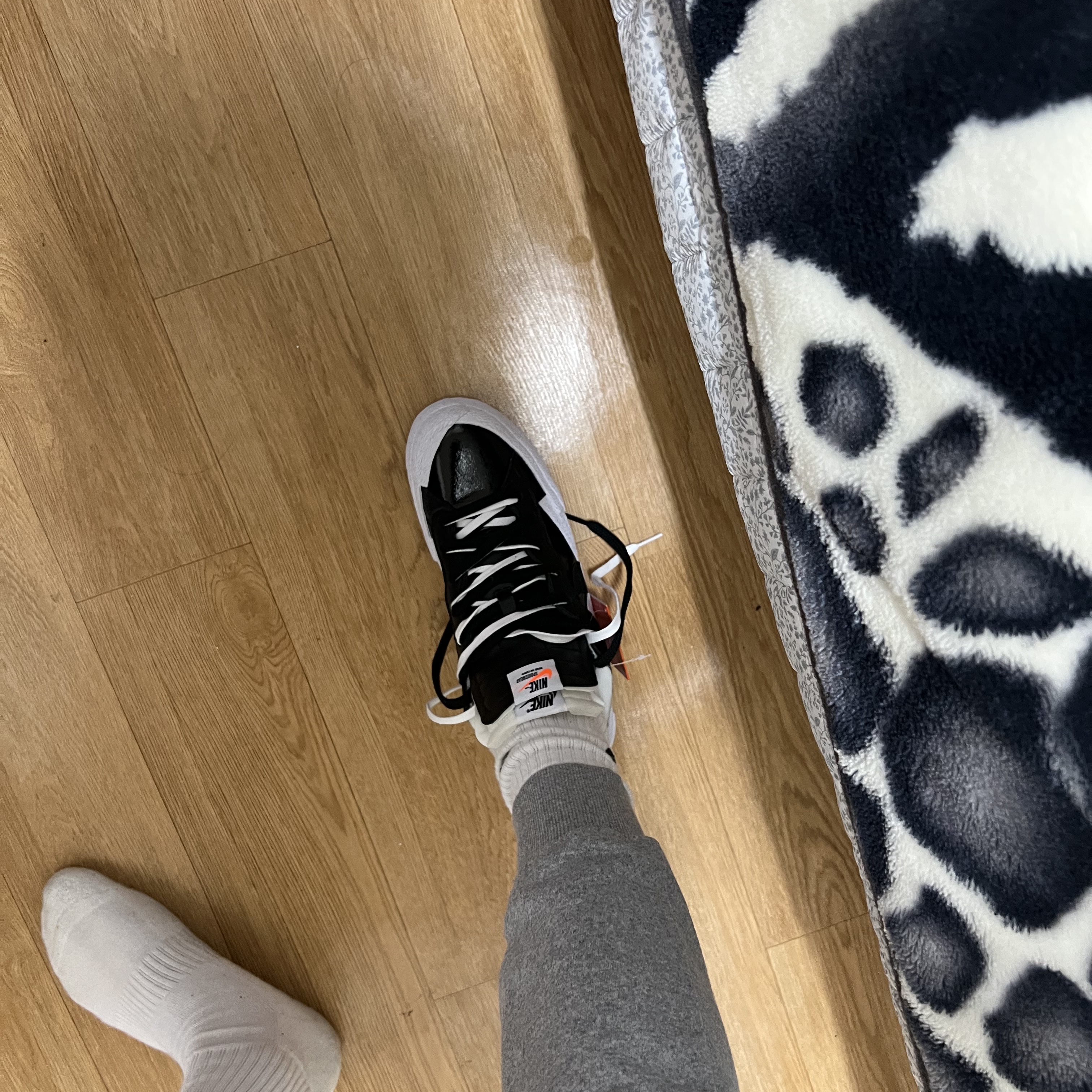 Nike x Sacai Blazer Low Black Patent Leather 착용 스타일 - 3