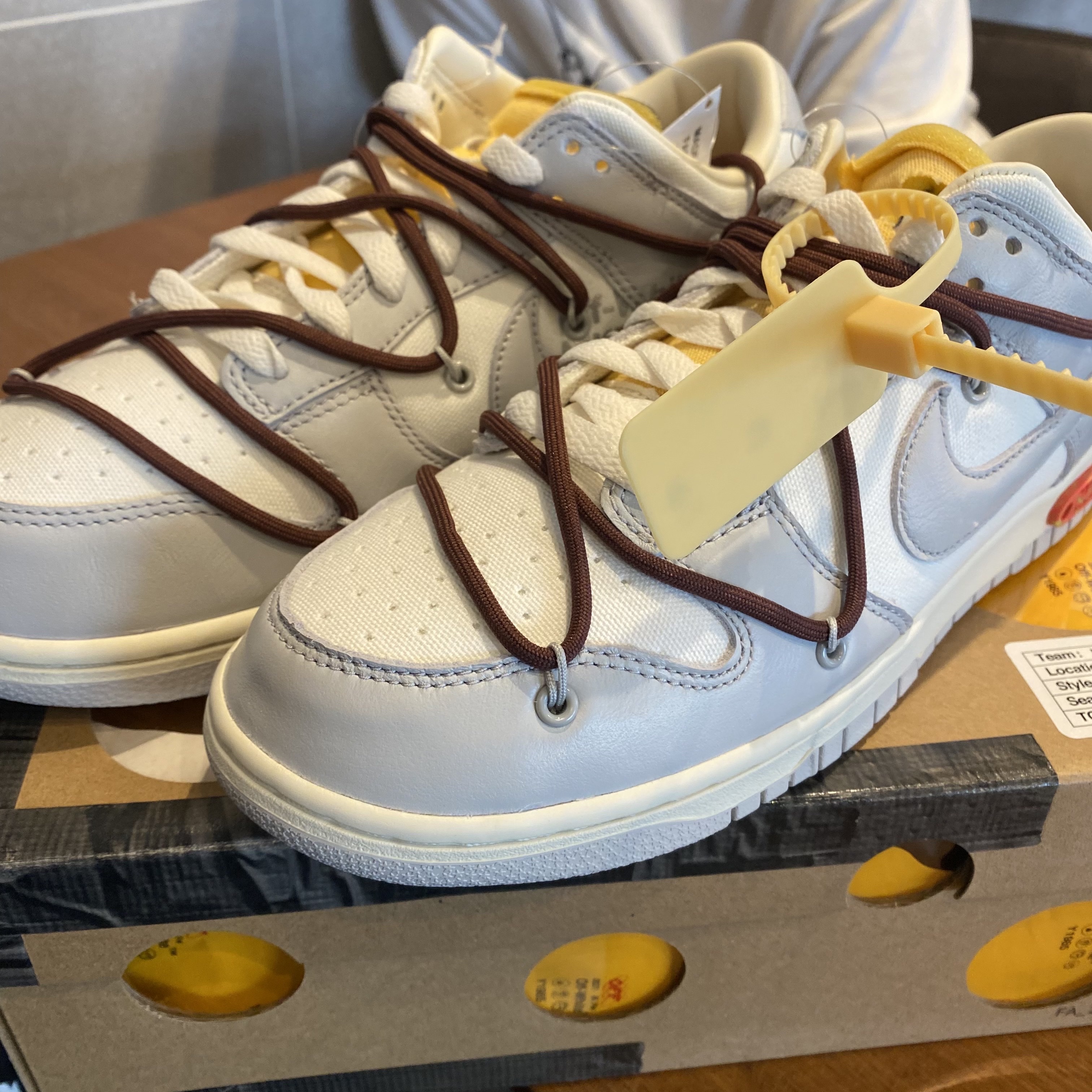 Nike x Off-White Dunk Low The 50 - Lot 46, Jordan 1 Retro High OG Defiant SB NYC to Paris 착용 스타일 - 1