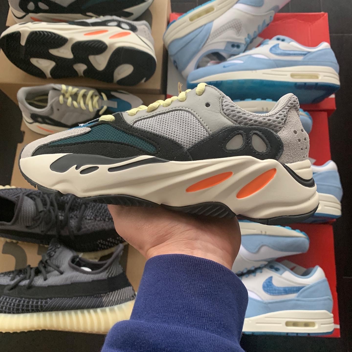 Adidas Yeezy Boost 700 Wave Runner Solid Grey 2021/2022, Nike Air Max 1 Premium Blueprint 착용 스타일 - 3