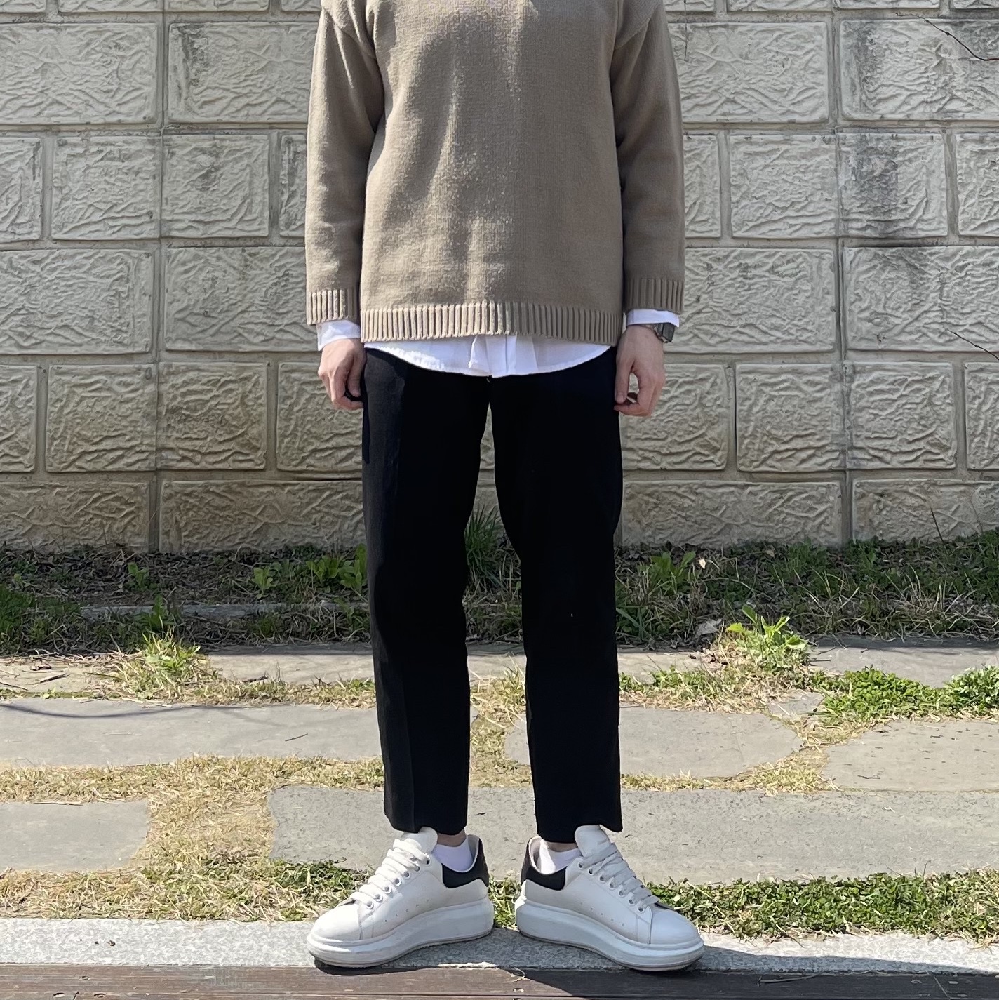 Alexander McQueen Oversized Sneakers White Black 착용 스타일