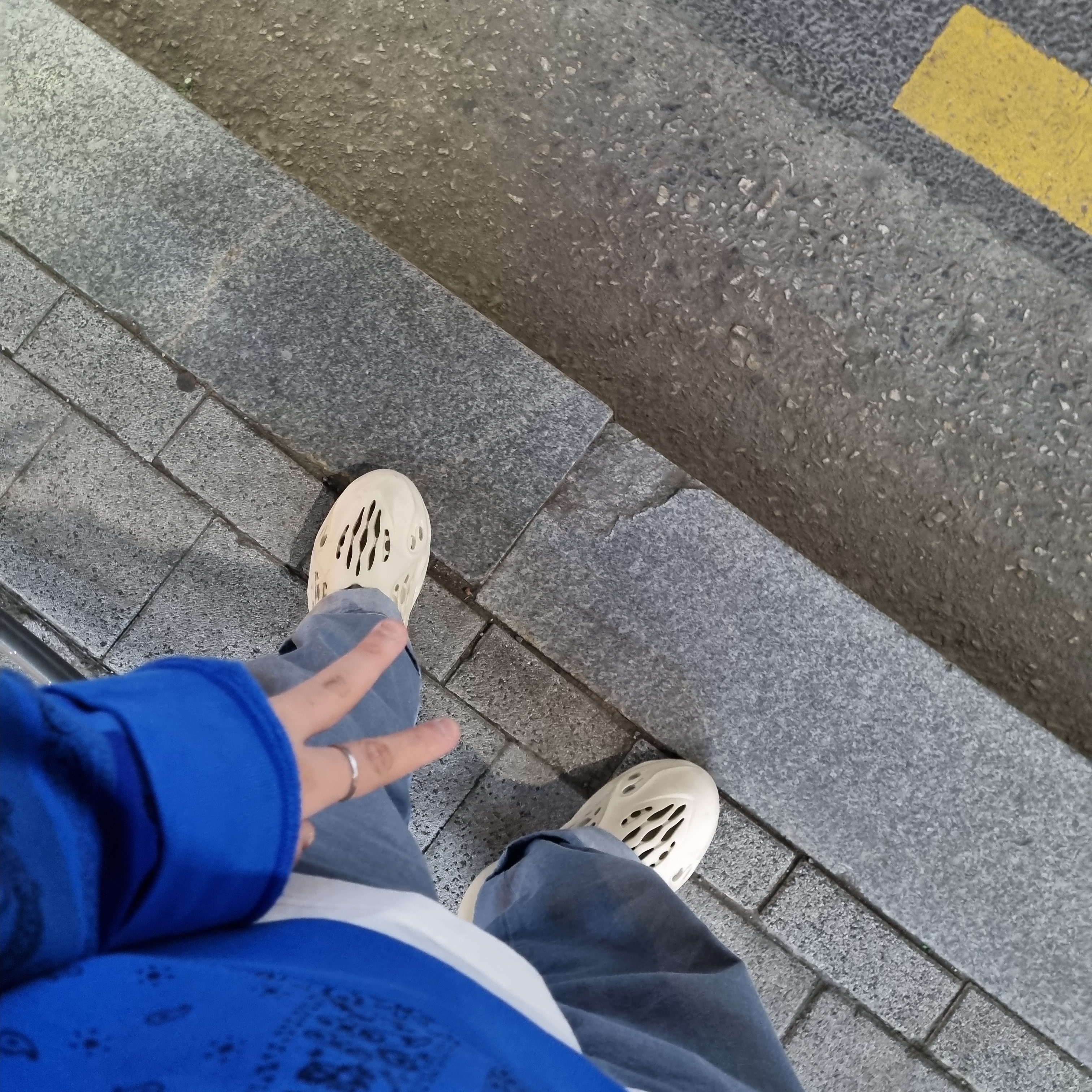 Adidas Yeezy Foam RNNR Sand 착용 스타일