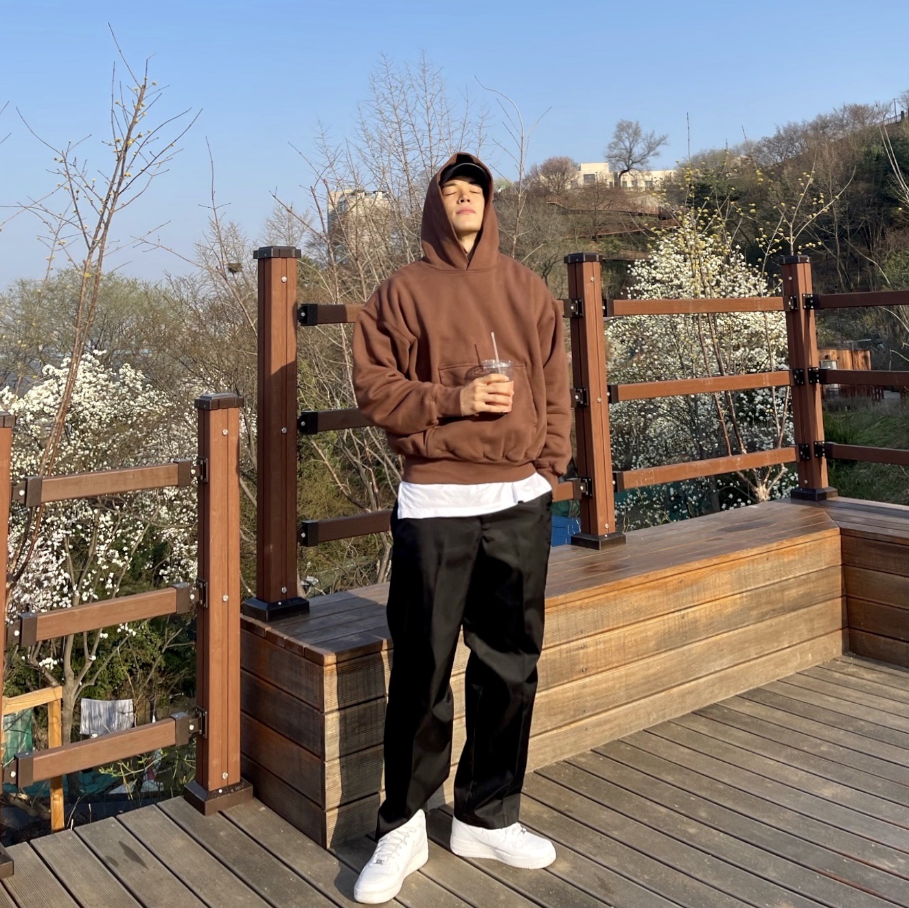 Yeezy Gap Hoodie Brown, Nike Air Force 1 Mid '07 White 착용 스타일 - 1