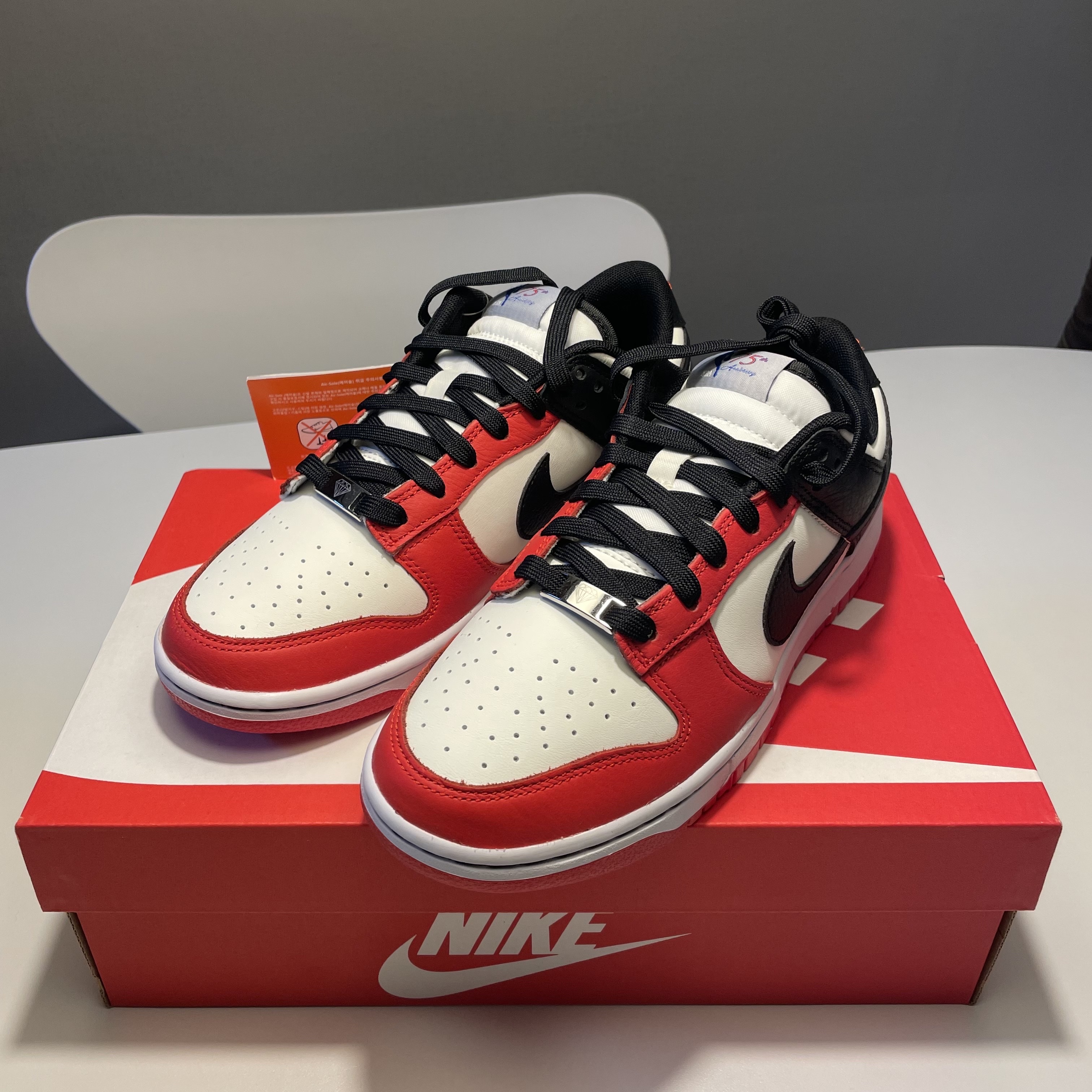 Nike x NBA Dunk Low Retro EMB Black and Chile Red 착용 스타일 - 2