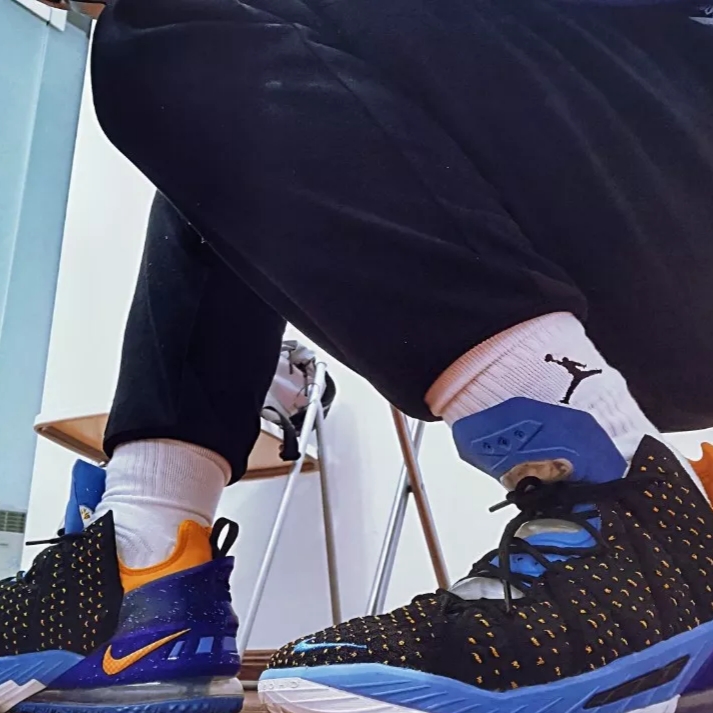 Nike LeBron 18 Minneapolis Lakers 착용 스타일