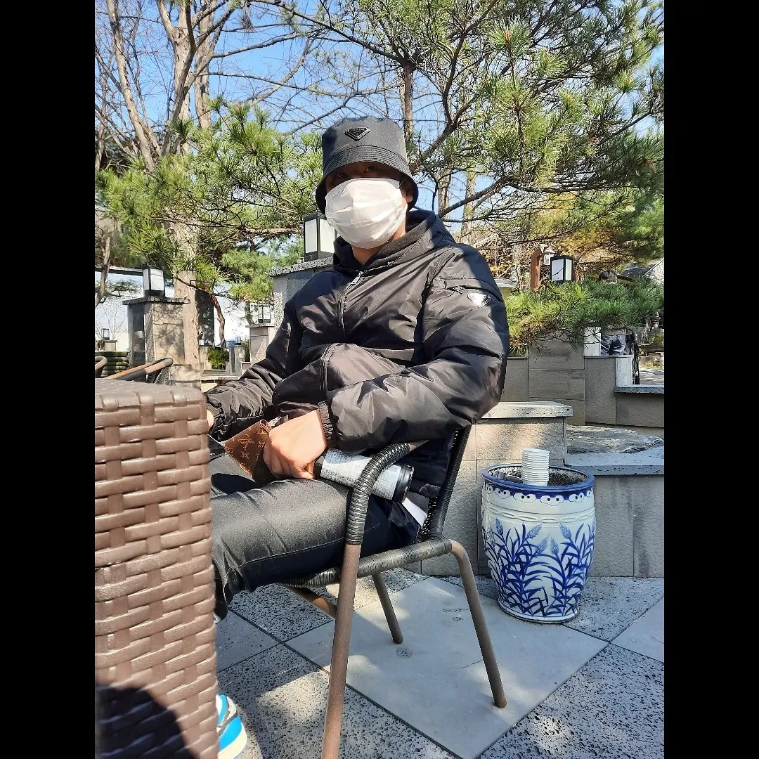 Jordan 1 x Travis Scott x Fragment Retro Low OG SP Military Blue, (W) Prada Re-Nylon Bucket Hat Black 착용 스타일