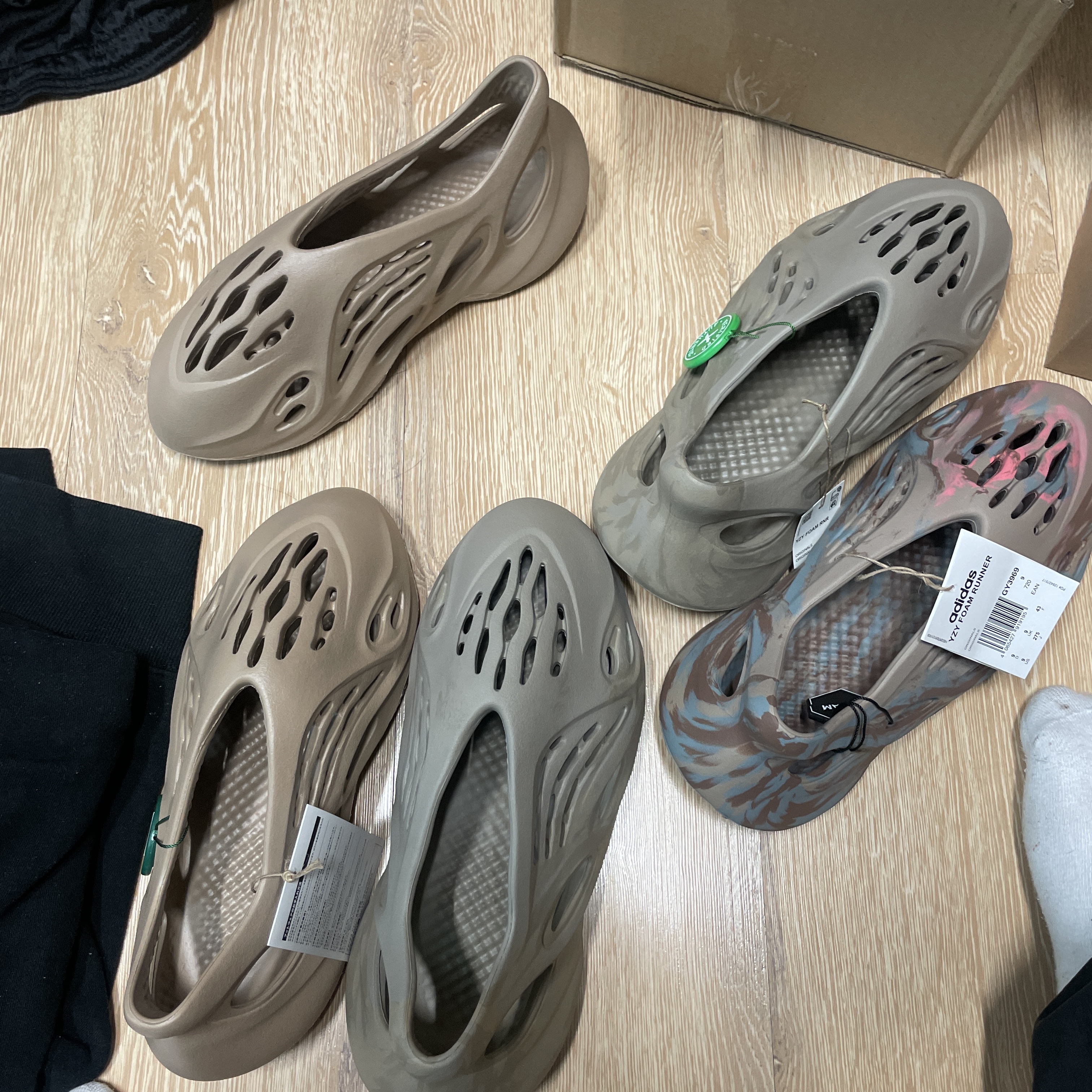 Adidas Yeezy Foam RNNR Stone Sage, Adidas Yeezy Foam RNNR MX Sand Grey 착용 스타일
