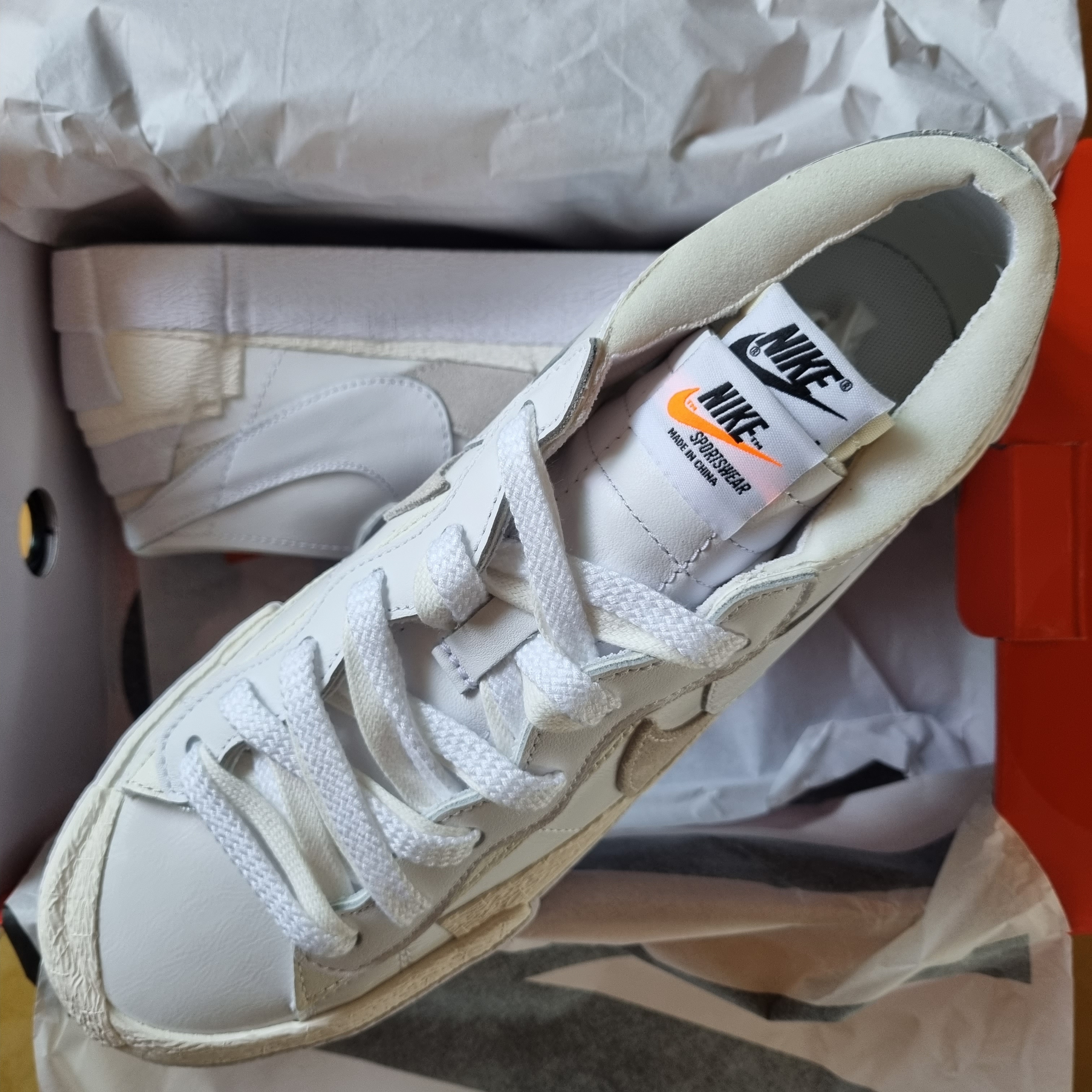 Nike x Sacai Blazer Low White Patent Leather 착용 스타일 - 1