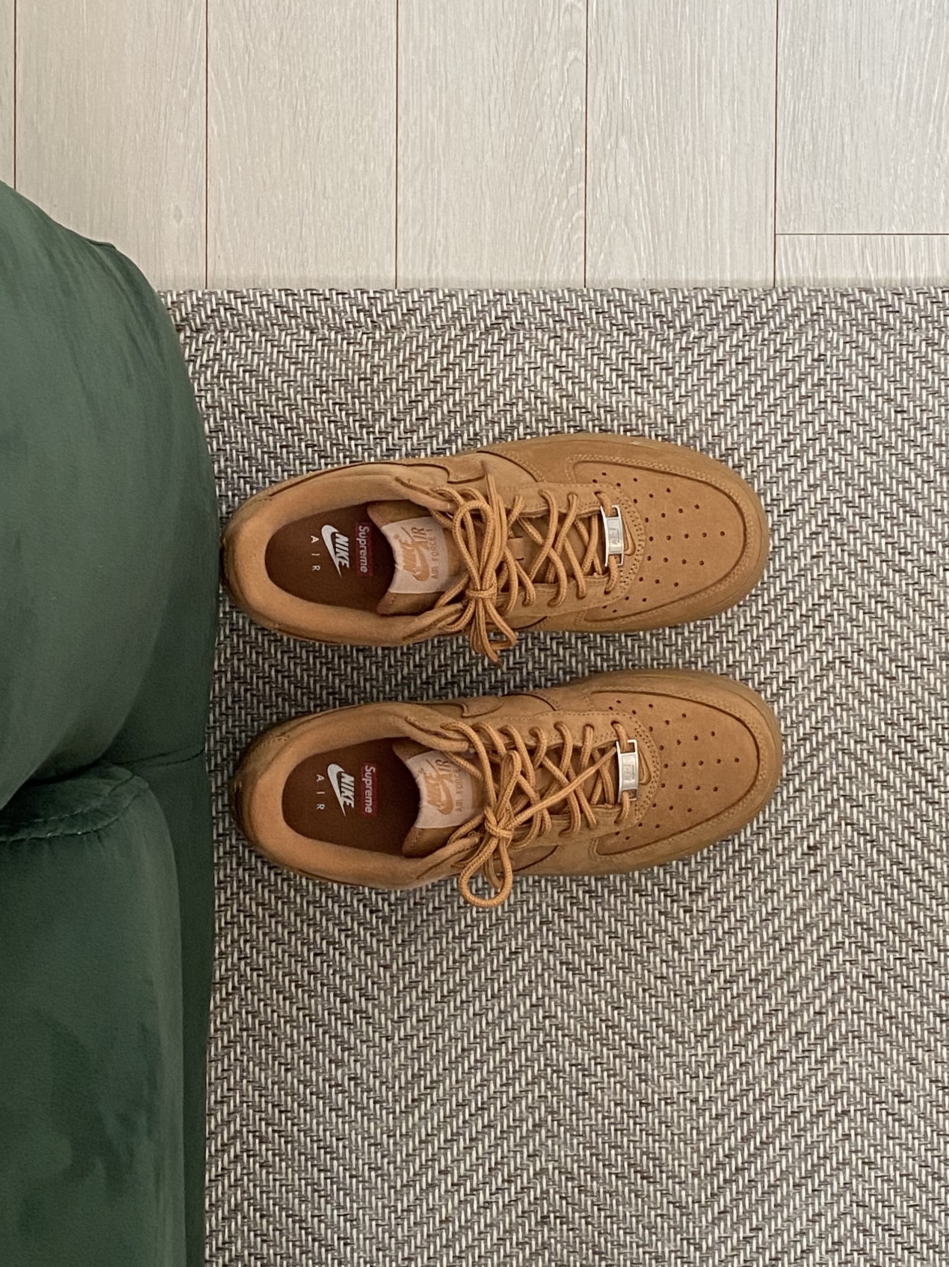 Nike x Supreme Air Force 1 Low Flax 착용 스타일 - 3