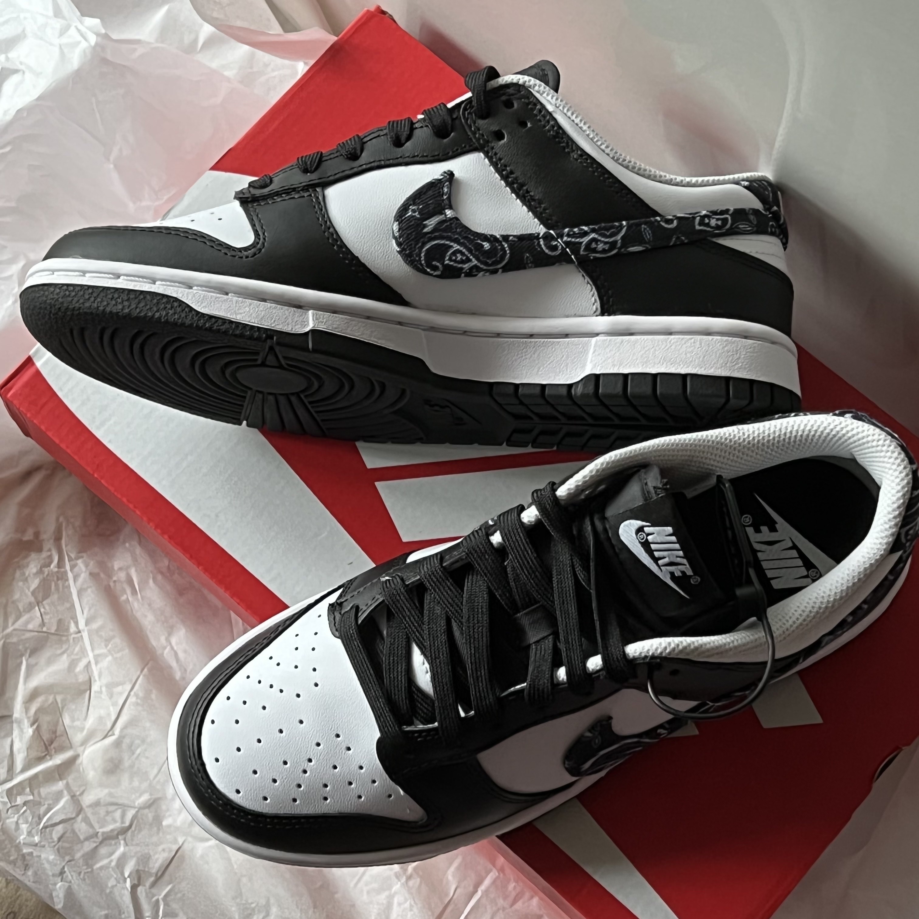 (W) Nike Dunk Low Essential Black Paisley 착용 스타일 - 1