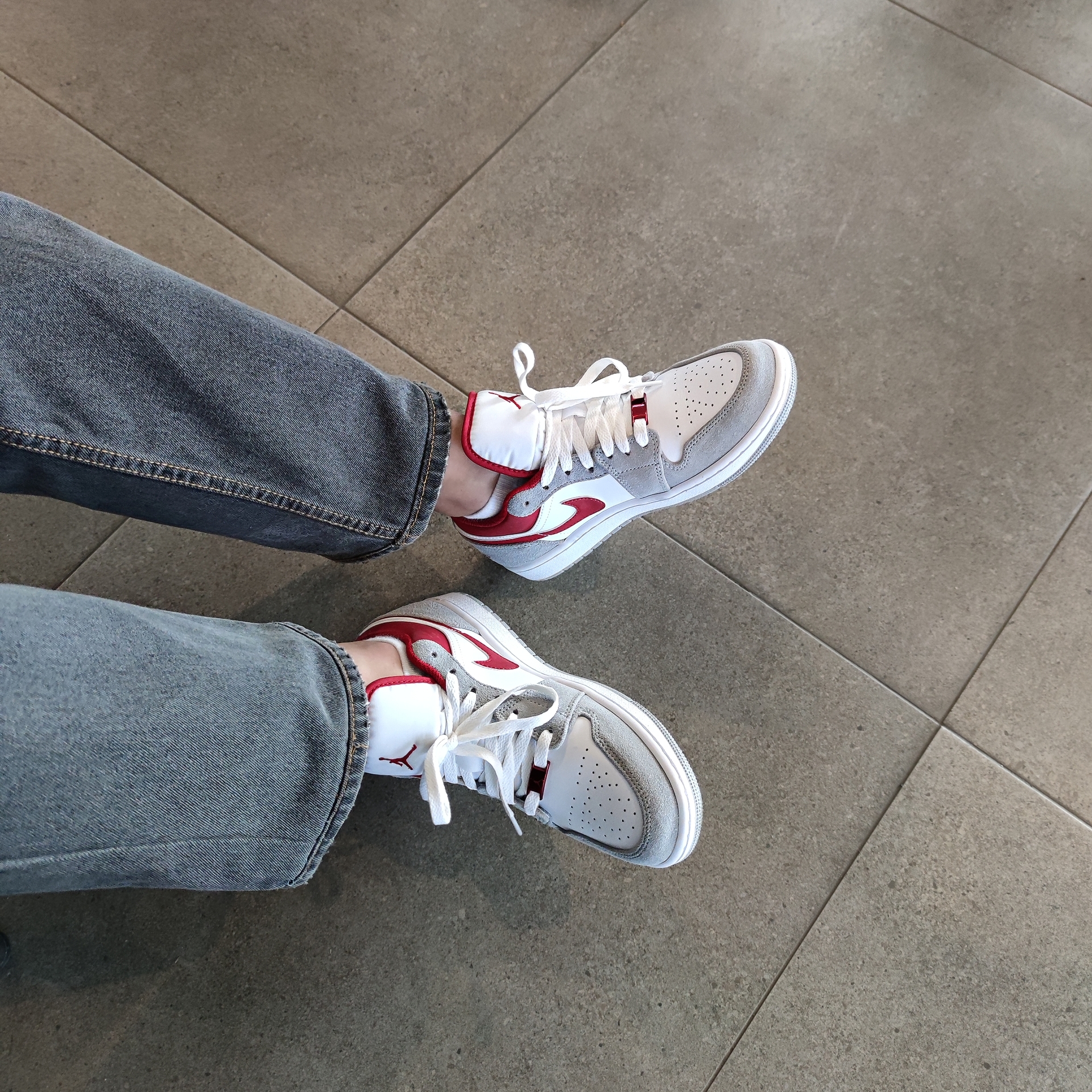 Jordan 1 Low SE Light Smoke Grey Gym Red 착용 스타일