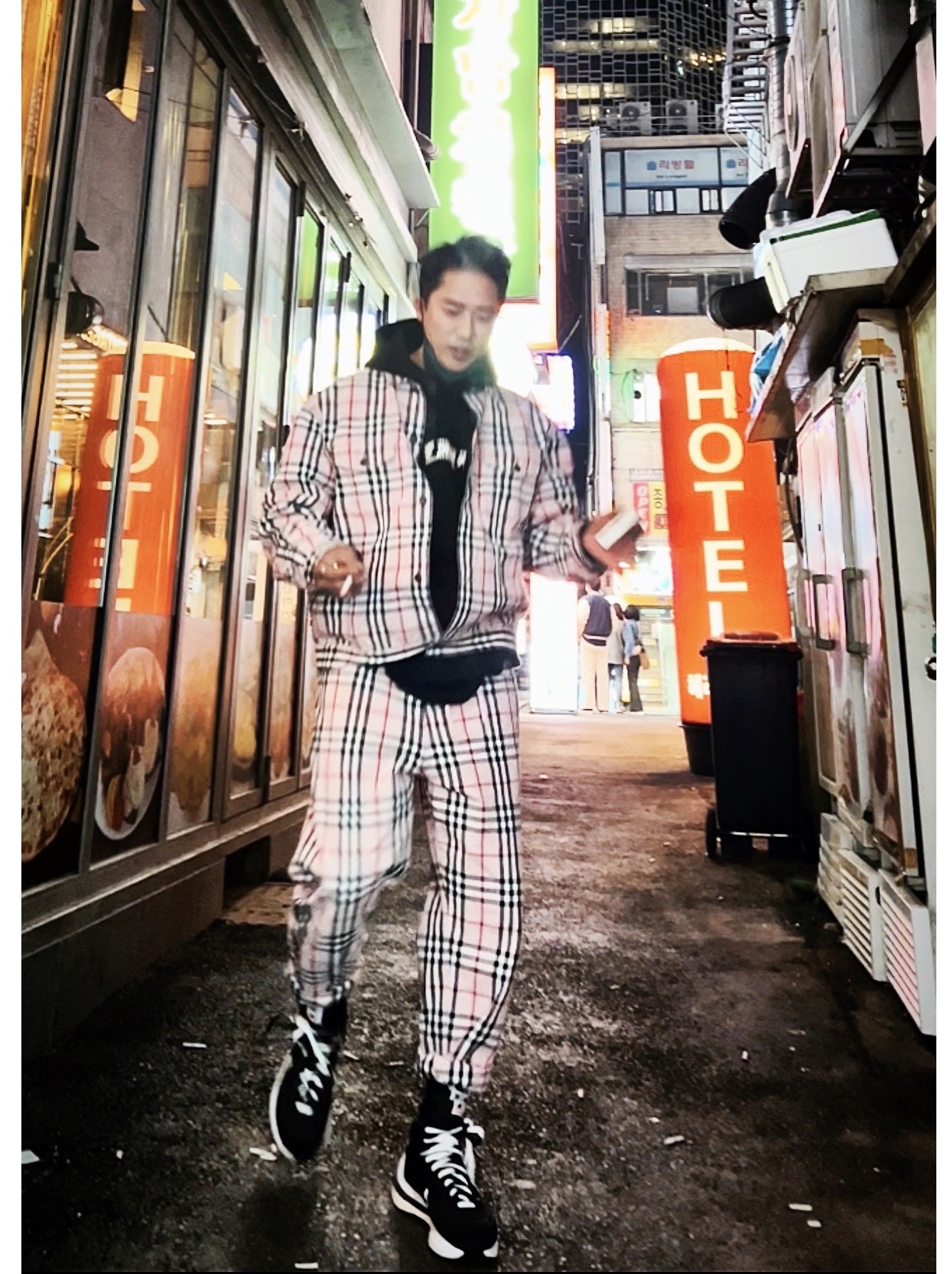 Supreme x Burberry Box Logo Hooded Sweatshirt Black - 22SS, Supreme x Burberry Denim Trucker Jacket Pink - 22SS 착용 스타일 - 2