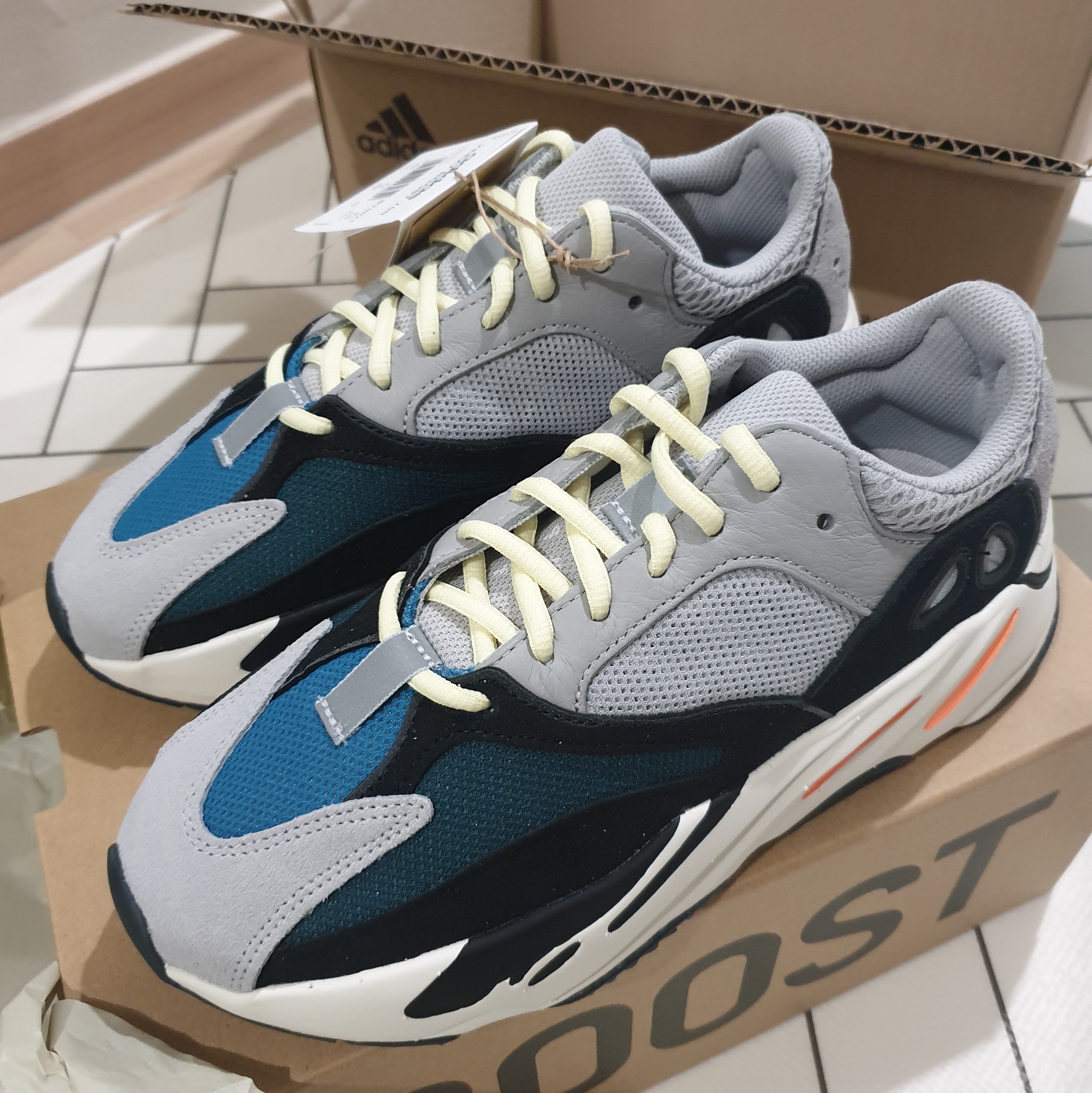 Adidas Yeezy Boost 700 Wave Runner Solid Grey 2021/2022 착용 스타일
