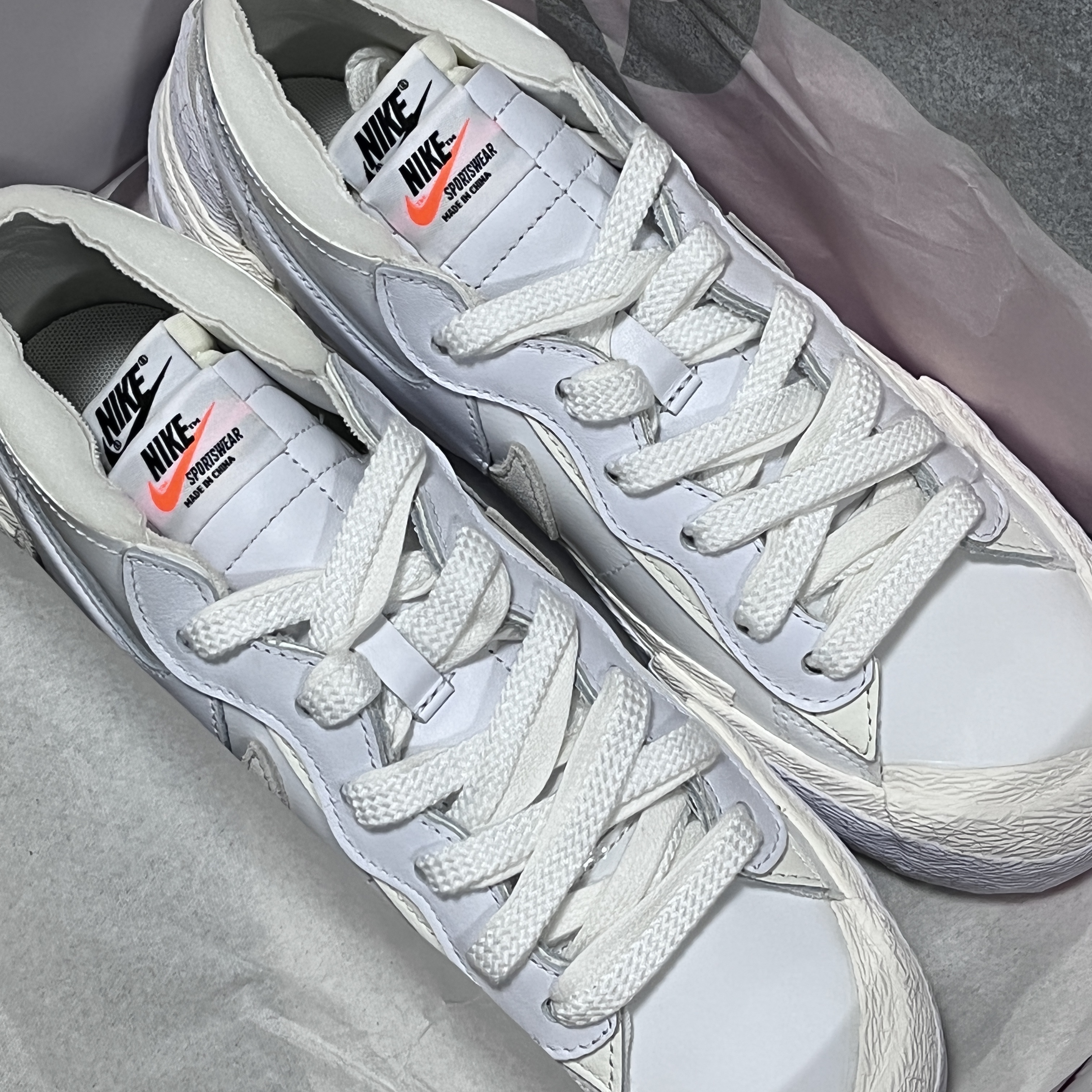 Nike x Sacai Blazer Low White Patent Leather 착용 스타일 - 2