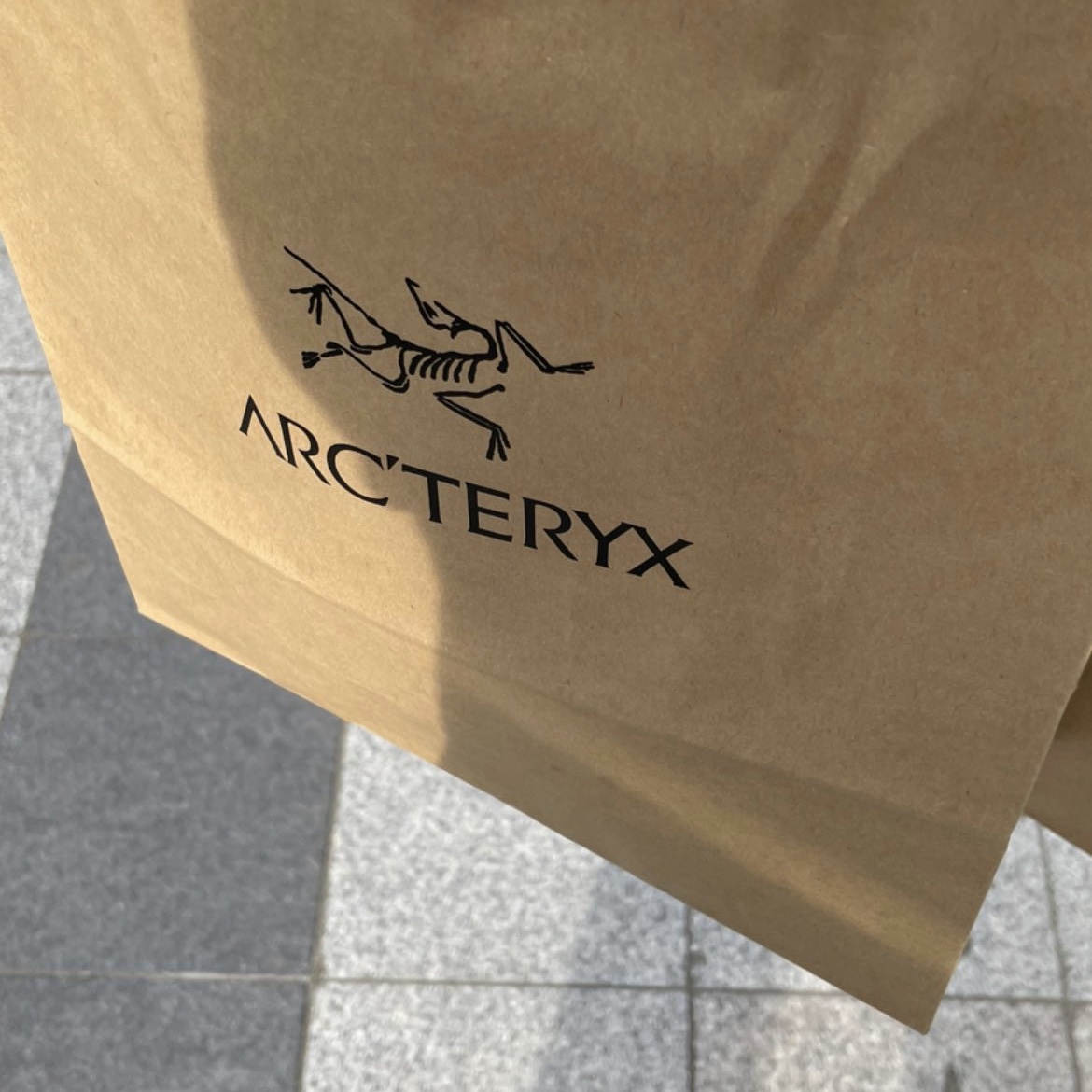 Arc'teryx Beta LT Jacket Black, Jil Sander Logo T-Shirt Natural - 22SS 착용 스타일 - 1