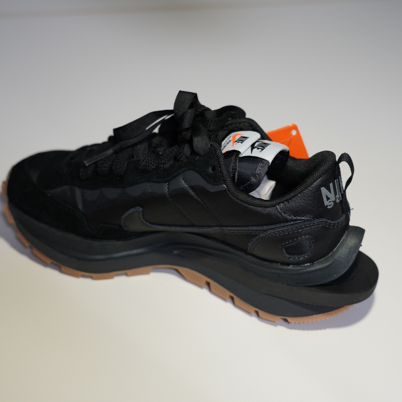 Nike x Sacai VaporWaffle Black and Gum 착용 스타일 - 4