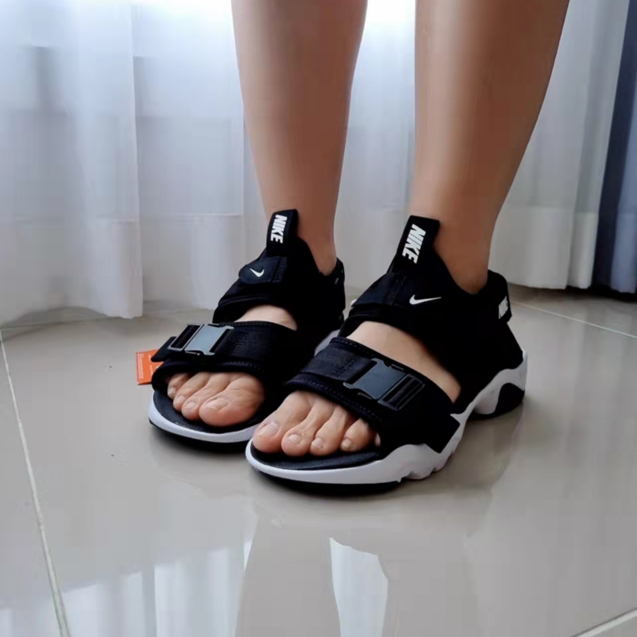 (W) Nike Canyon Sandal Black 착용 스타일 - 1