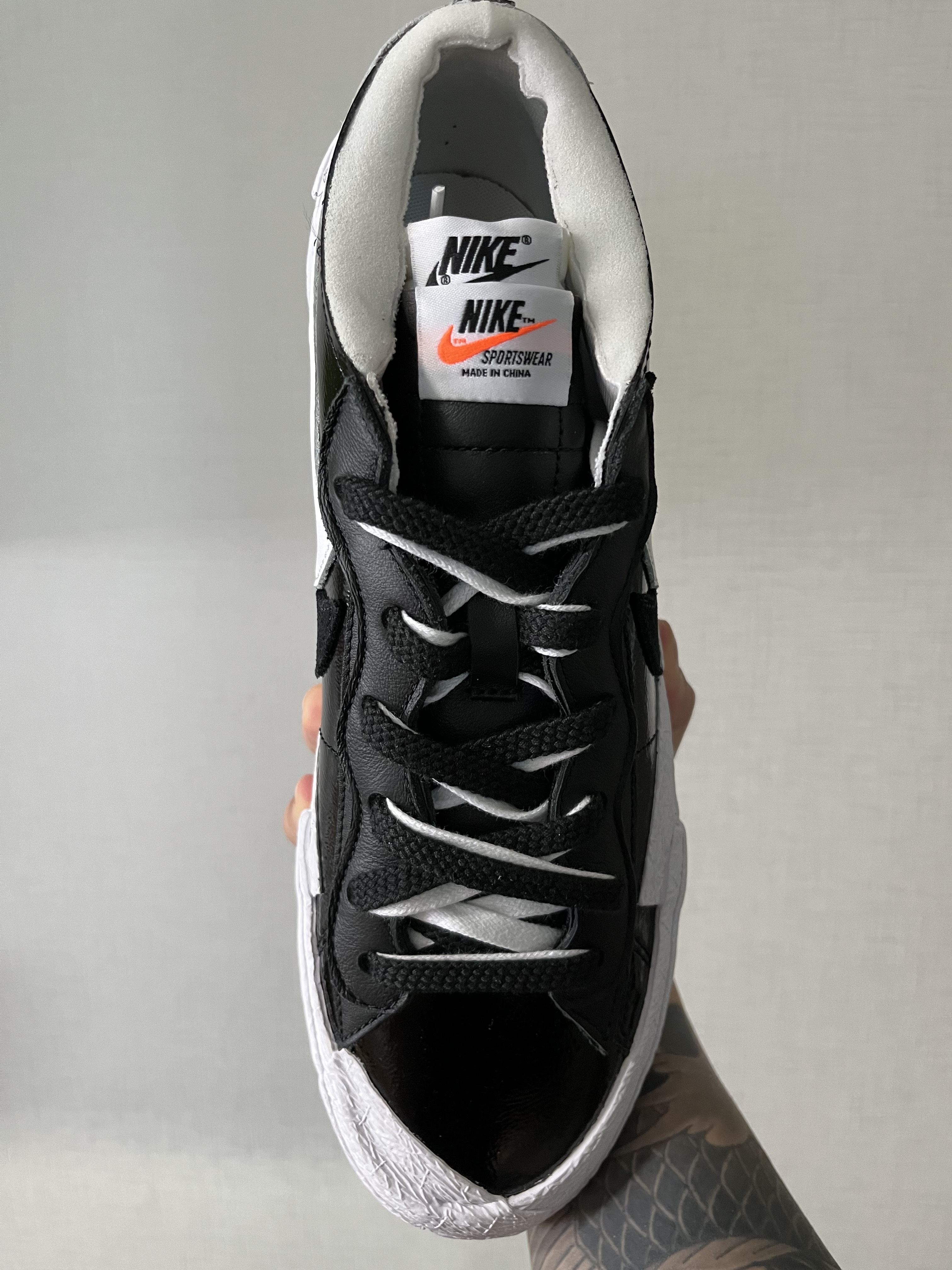 Nike x Sacai Blazer Low Black Patent Leather 착용 스타일 - 2