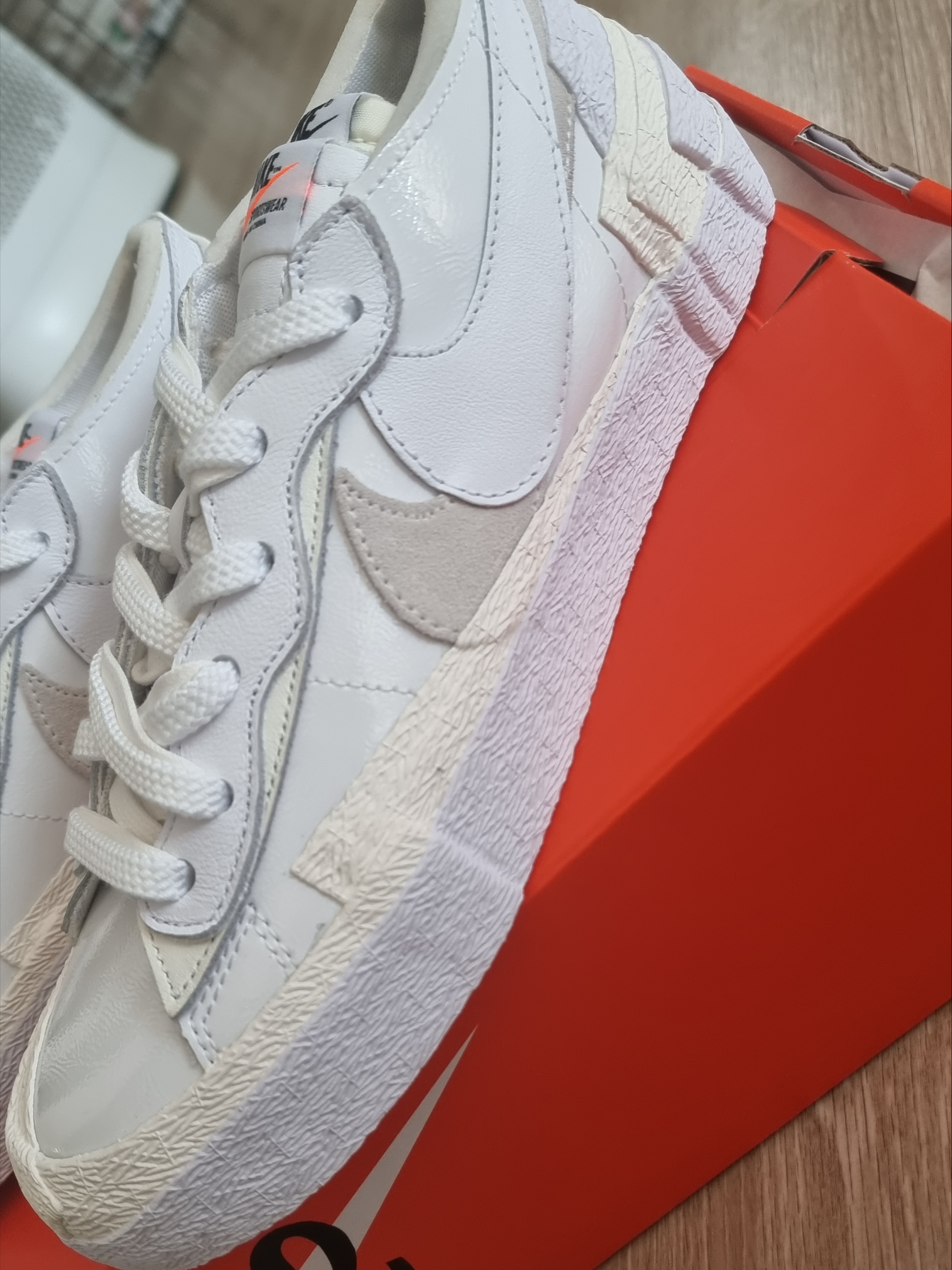 Nike x Sacai Blazer Low White Patent Leather 착용 스타일 - 3
