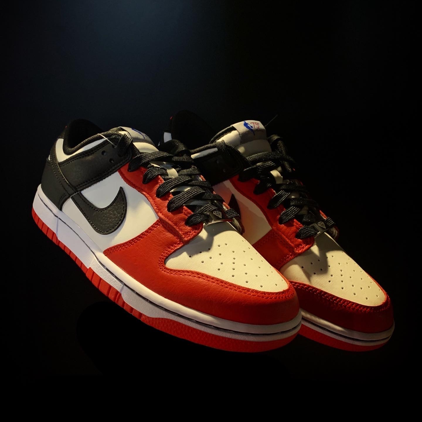 Nike x NBA Dunk Low Retro EMB Black and Chile Red 착용 스타일 - 5