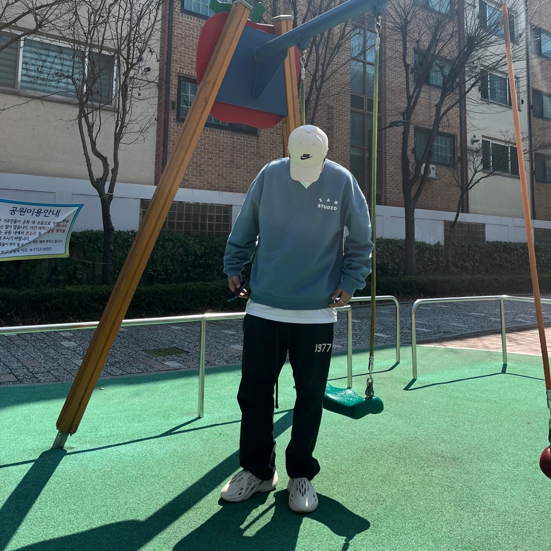 IAB Studio Crewneck Sky Blue, Essentials 1977 Relaxed Sweatpants Iron - 22SS 착용 스타일
