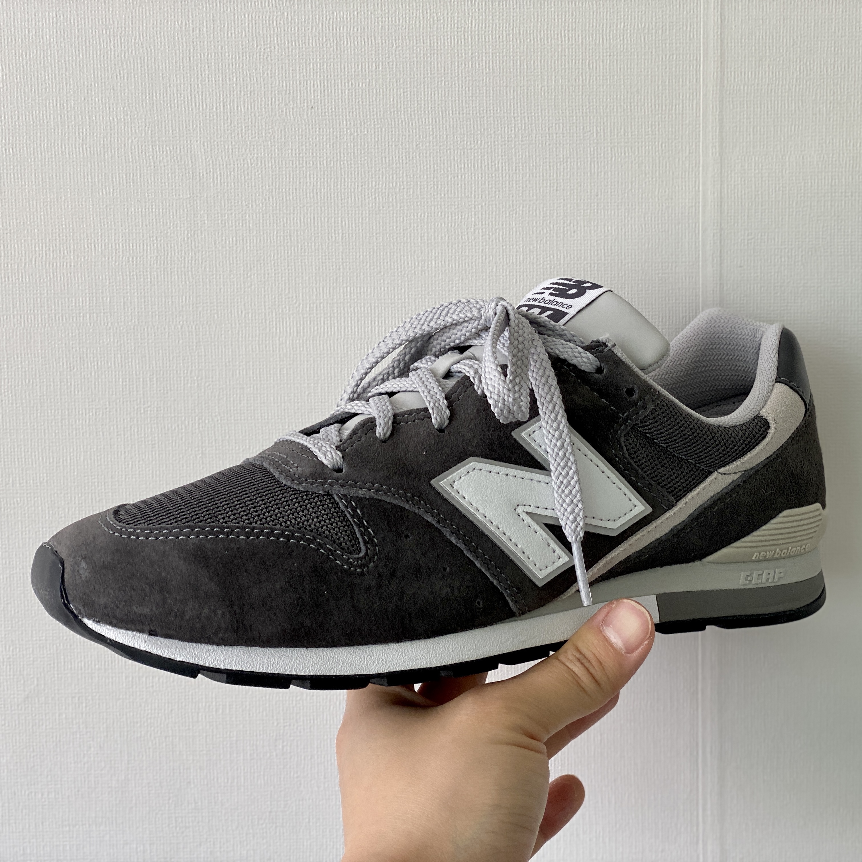 New Balance 996 Dark Gray 착용 스타일 - 1